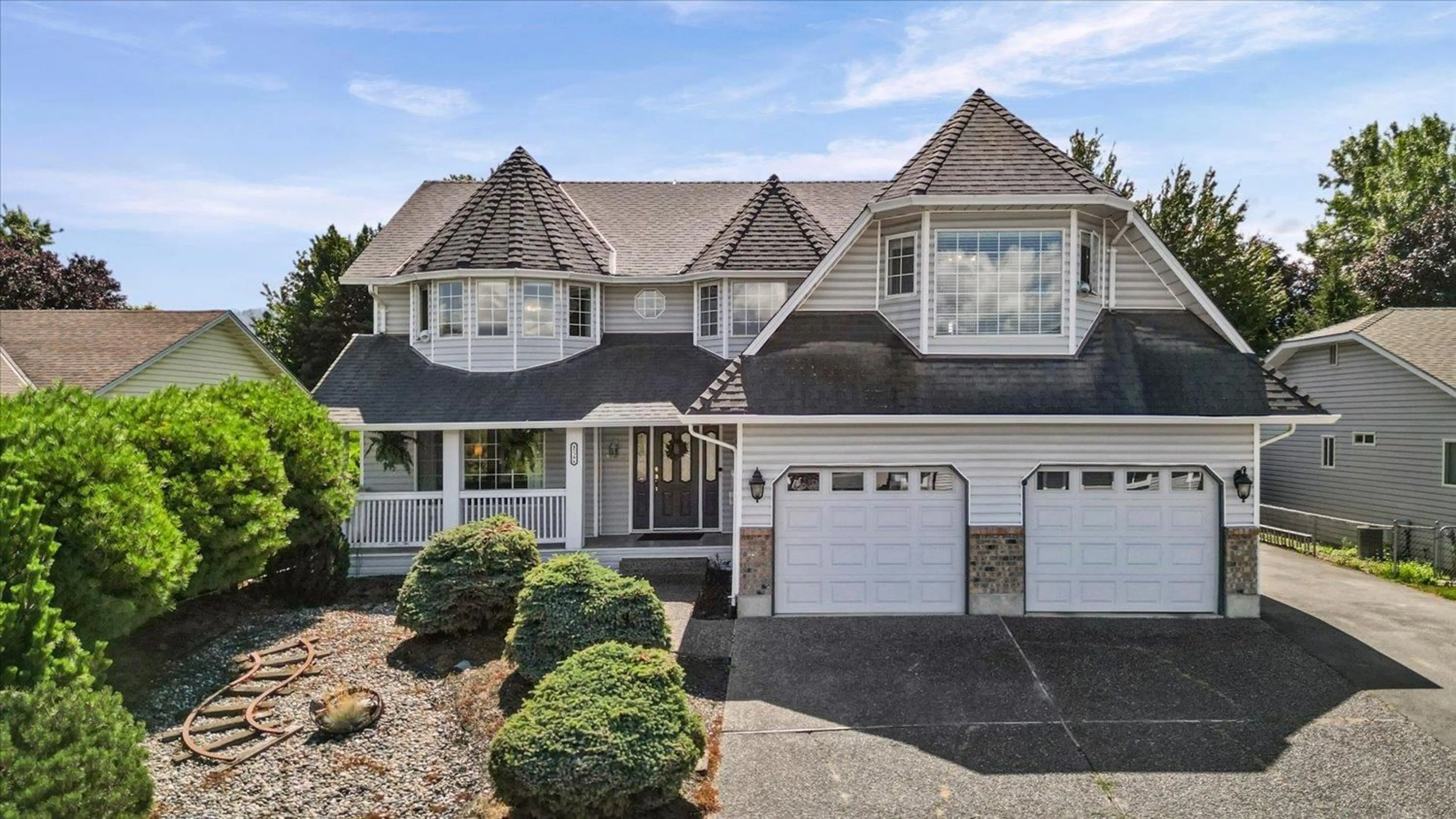 Home with vinyl exterior material, street for 45396 CARRIAGE WAY, Chilliwack British Columbia V2R2V4