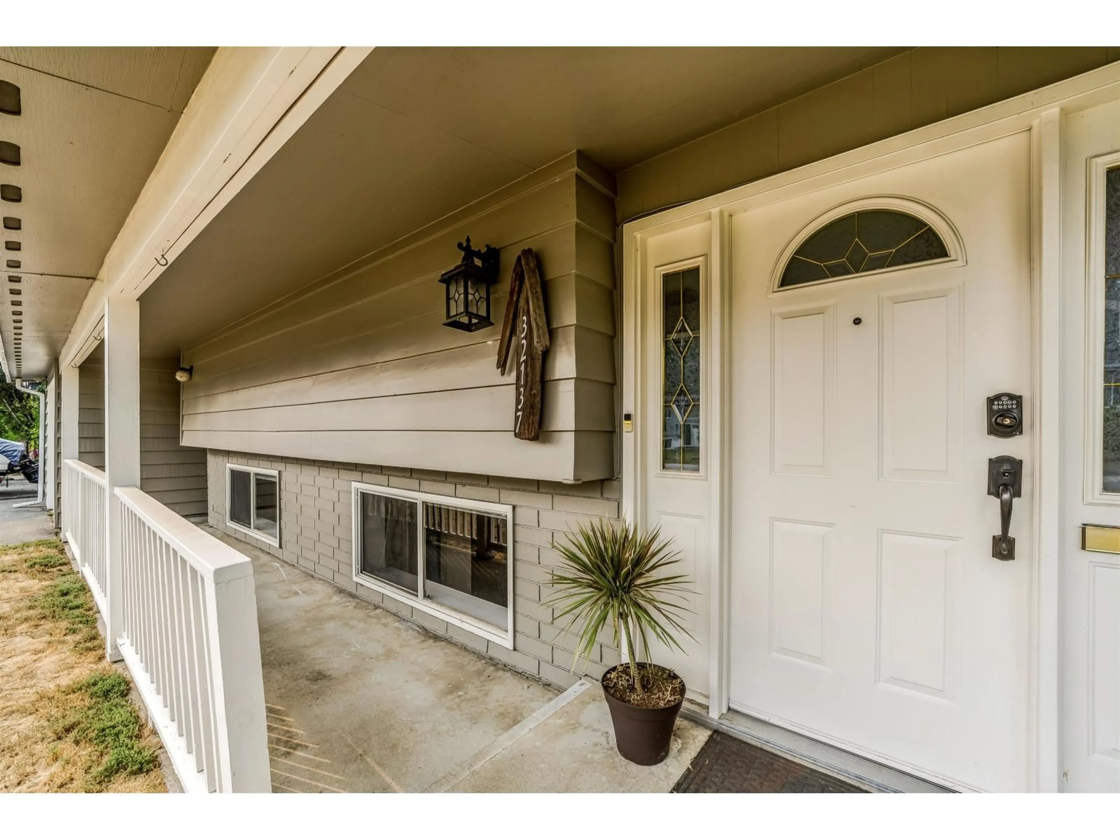 Indoor entryway for 32137 DEBREEN CRESCENT, Abbotsford British Columbia V2T1H1
