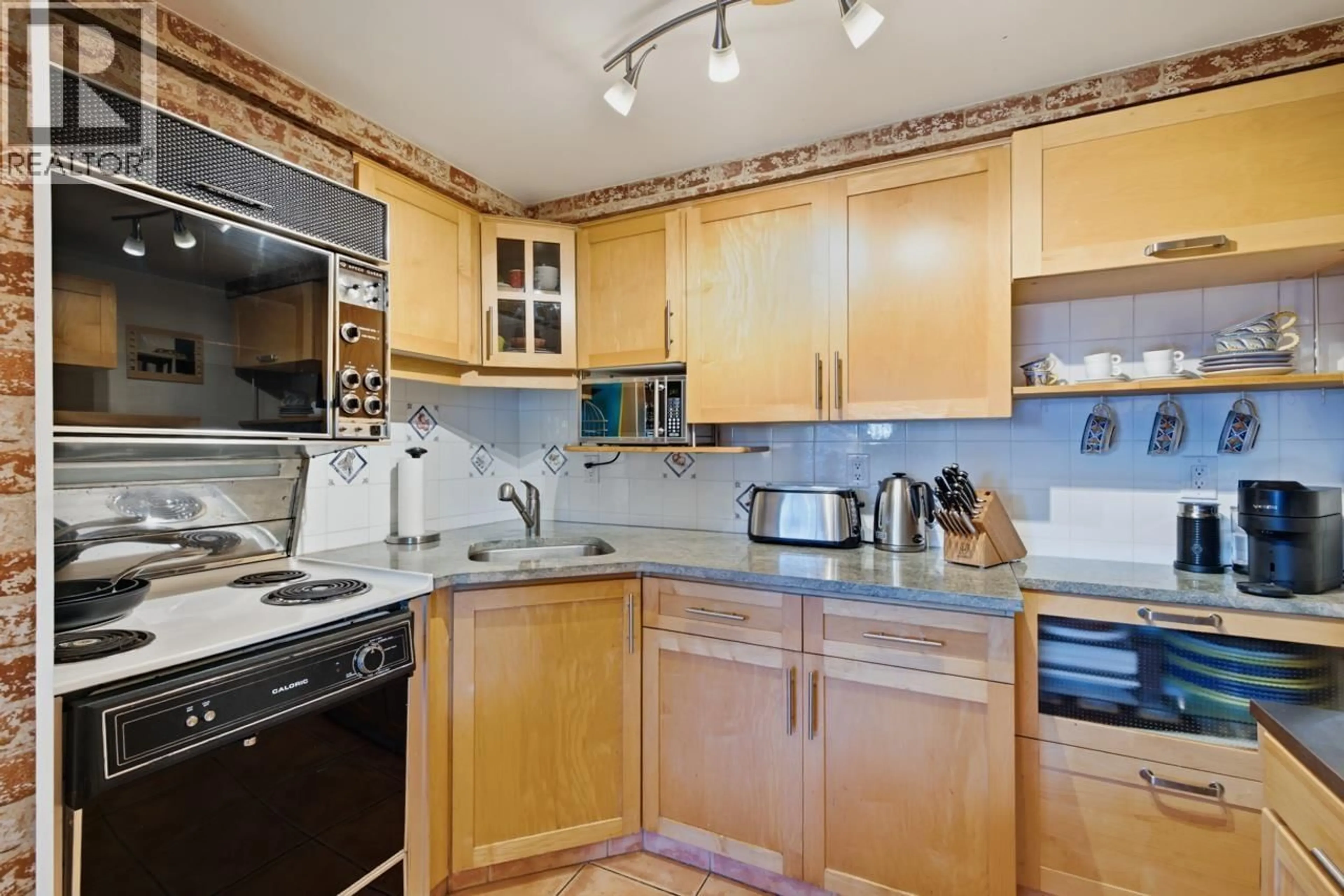 Standard kitchen, unknown for 102 - 2120 2ND AVENUE, Vancouver British Columbia V6K1H6