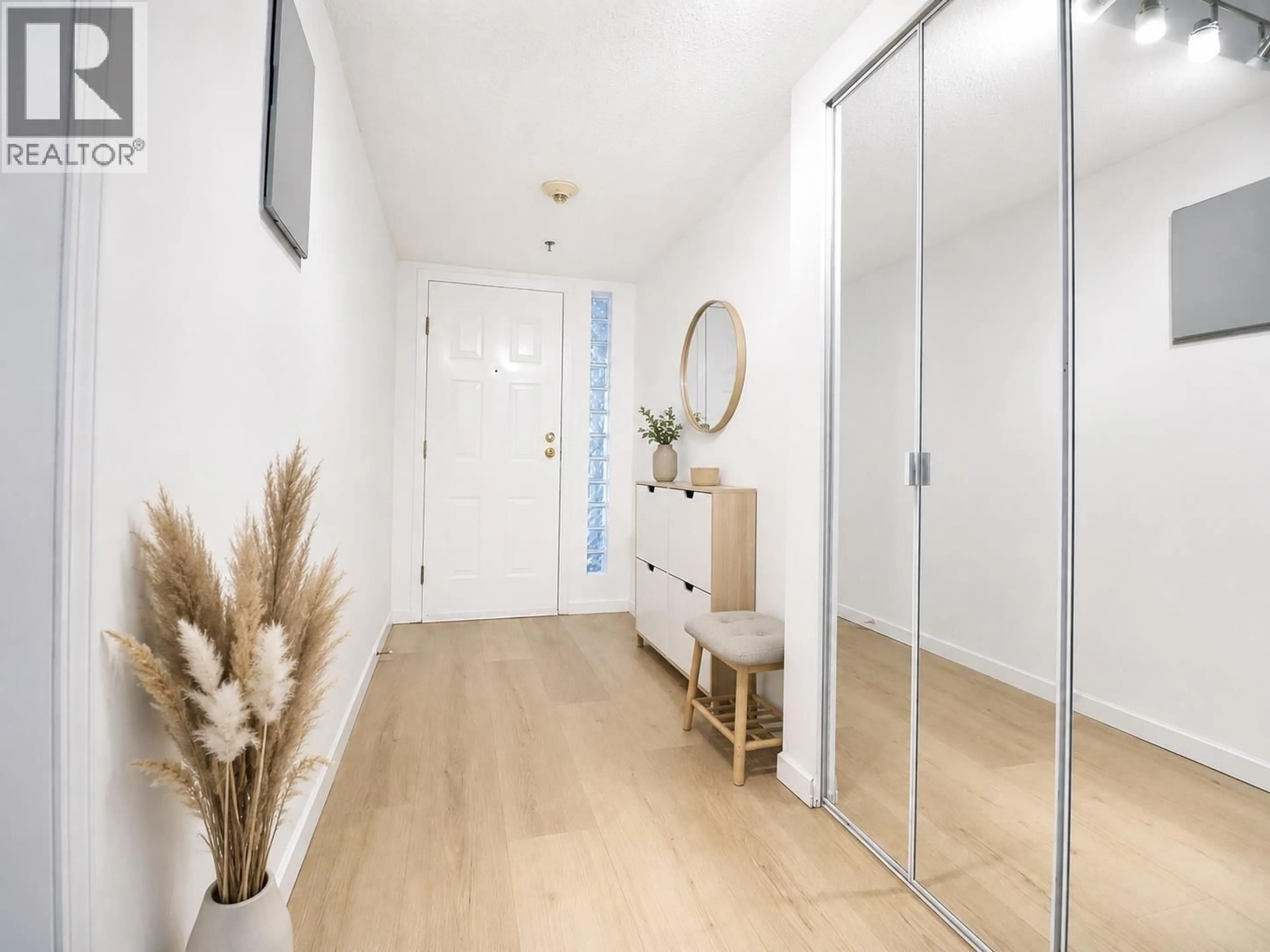 Indoor entryway for 43 - 7345 SANDBORNE AVENUE, Burnaby British Columbia V3N4W6