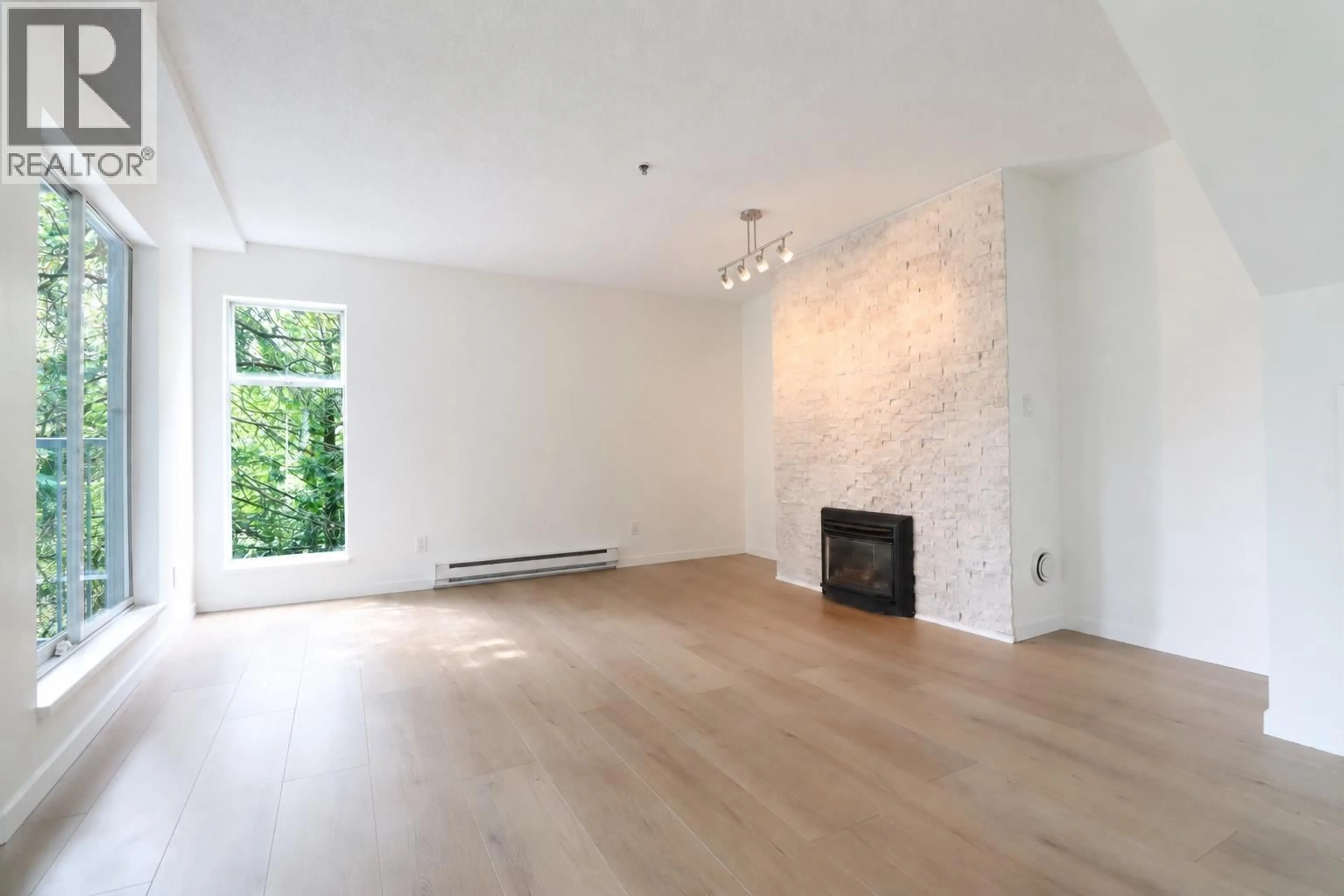 A pic of a room for 43 - 7345 SANDBORNE AVENUE, Burnaby British Columbia V3N4W6