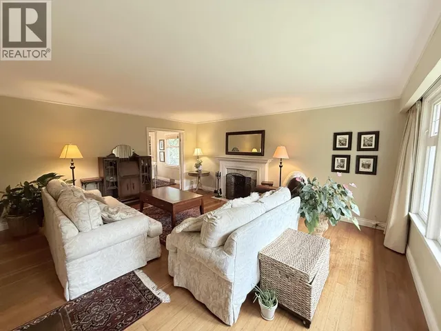 680 THOMPSON AVENUE, Coquitlam 5