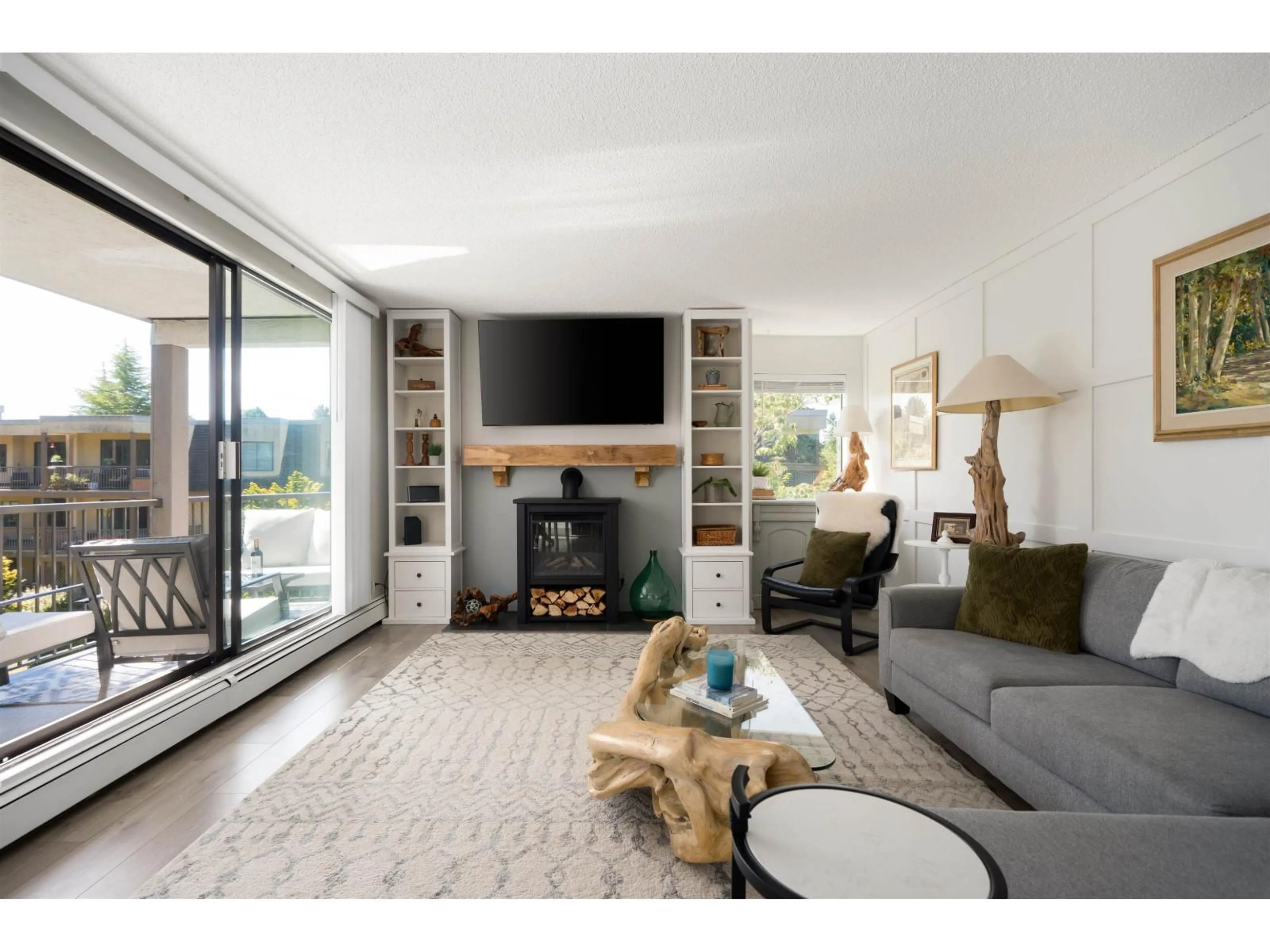 Living room with furniture, wood/laminate floor for 309 - 1740 SOUTHMERE CRESCENT, Surrey British Columbia V4A6E4