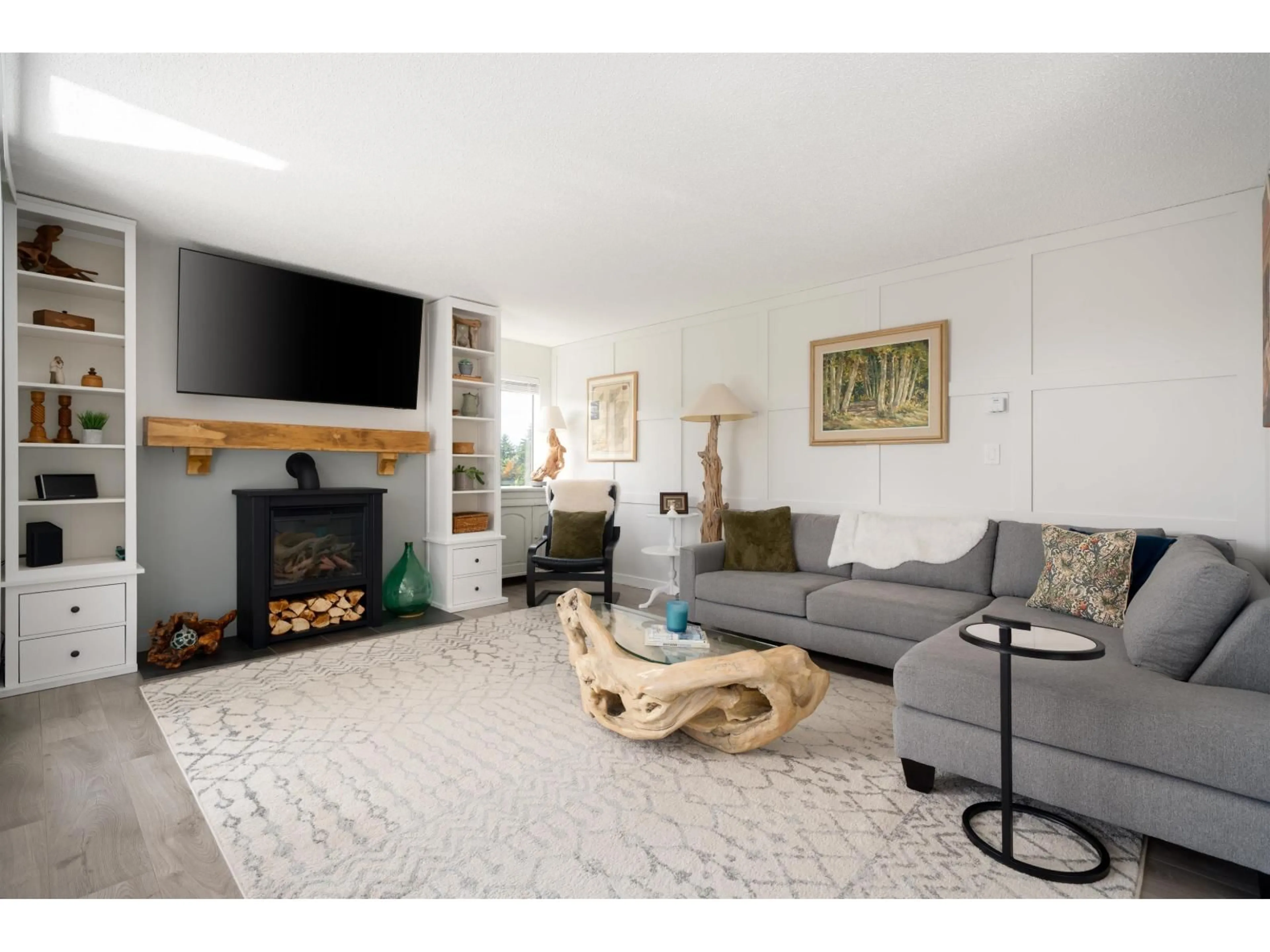 Living room with furniture, wood/laminate floor for 309 - 1740 SOUTHMERE CRESCENT, Surrey British Columbia V4A6E4