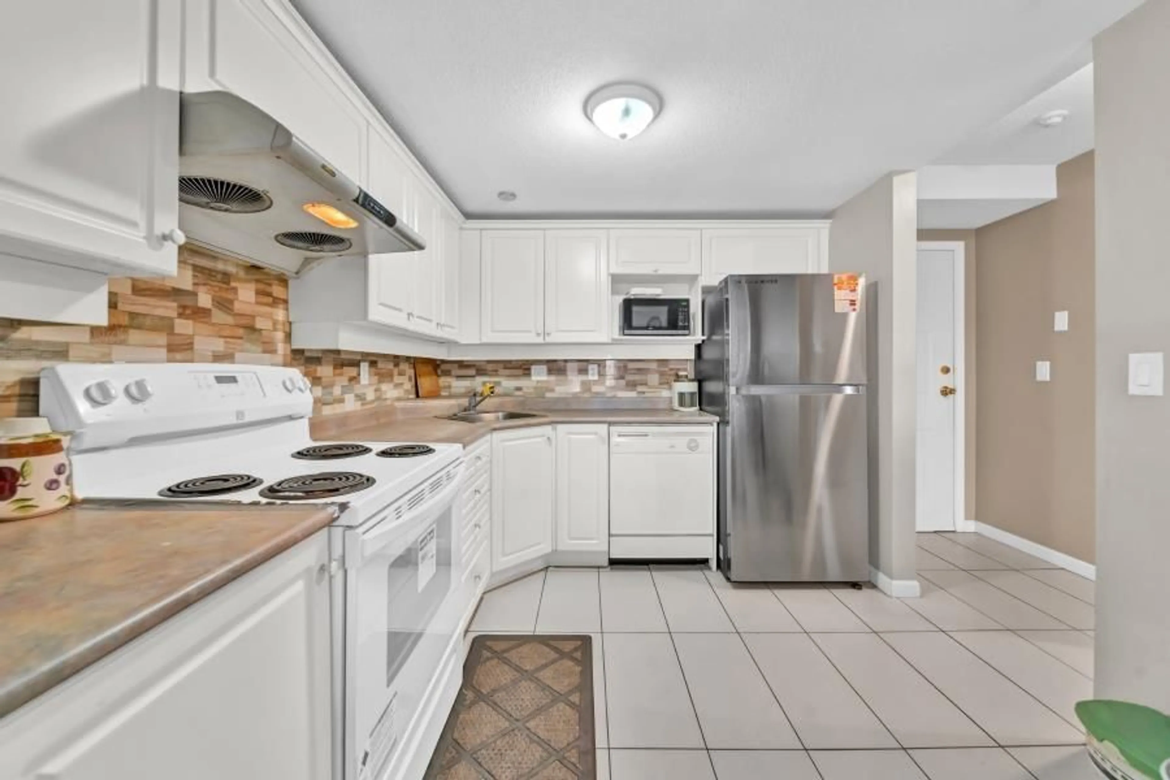 Standard kitchen, ceramic/tile floor for 306 - 13780 76 AVENUE, Surrey British Columbia V3W1E5