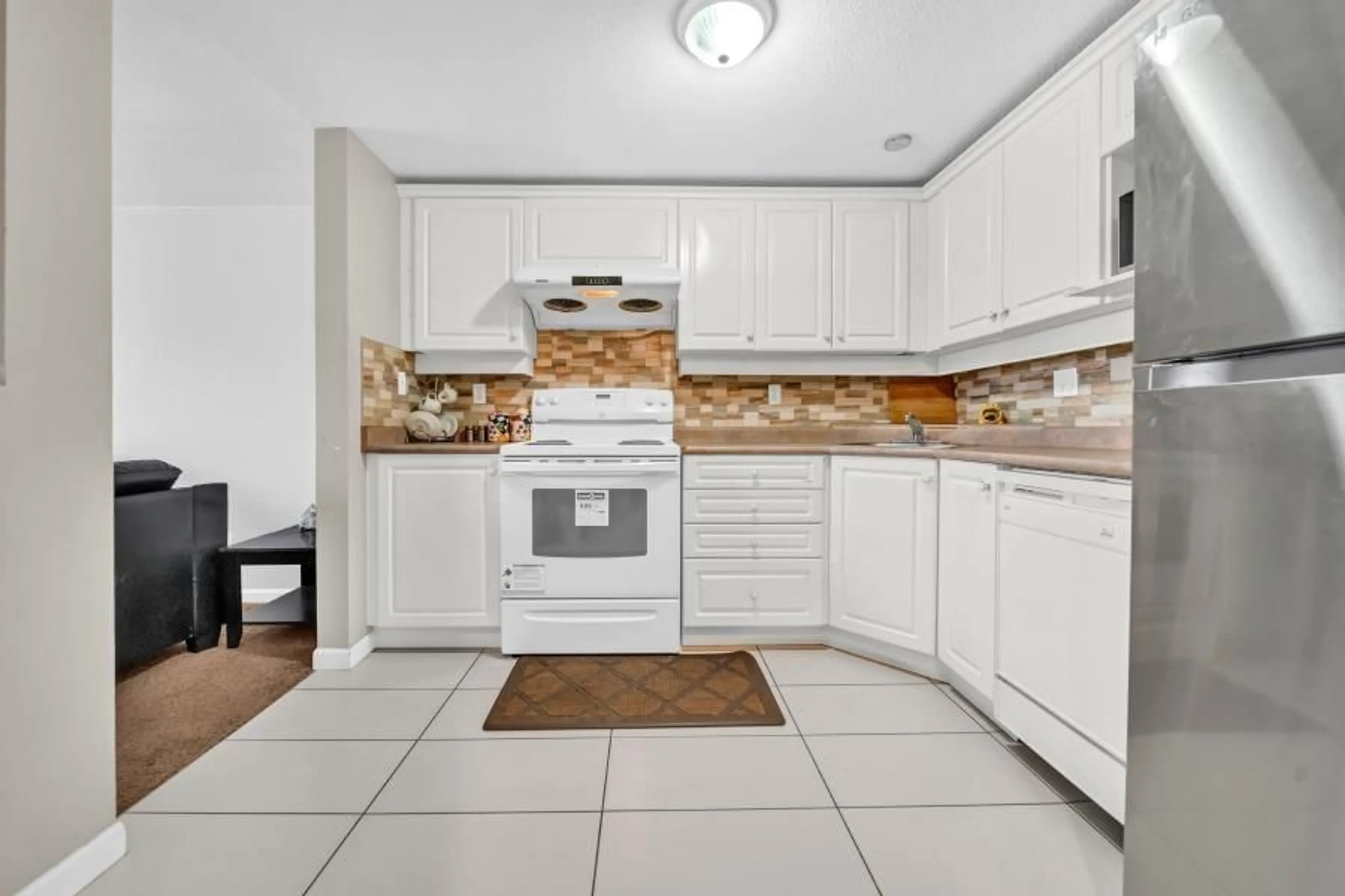 Standard kitchen, ceramic/tile floor for 306 - 13780 76 AVENUE, Surrey British Columbia V3W1E5