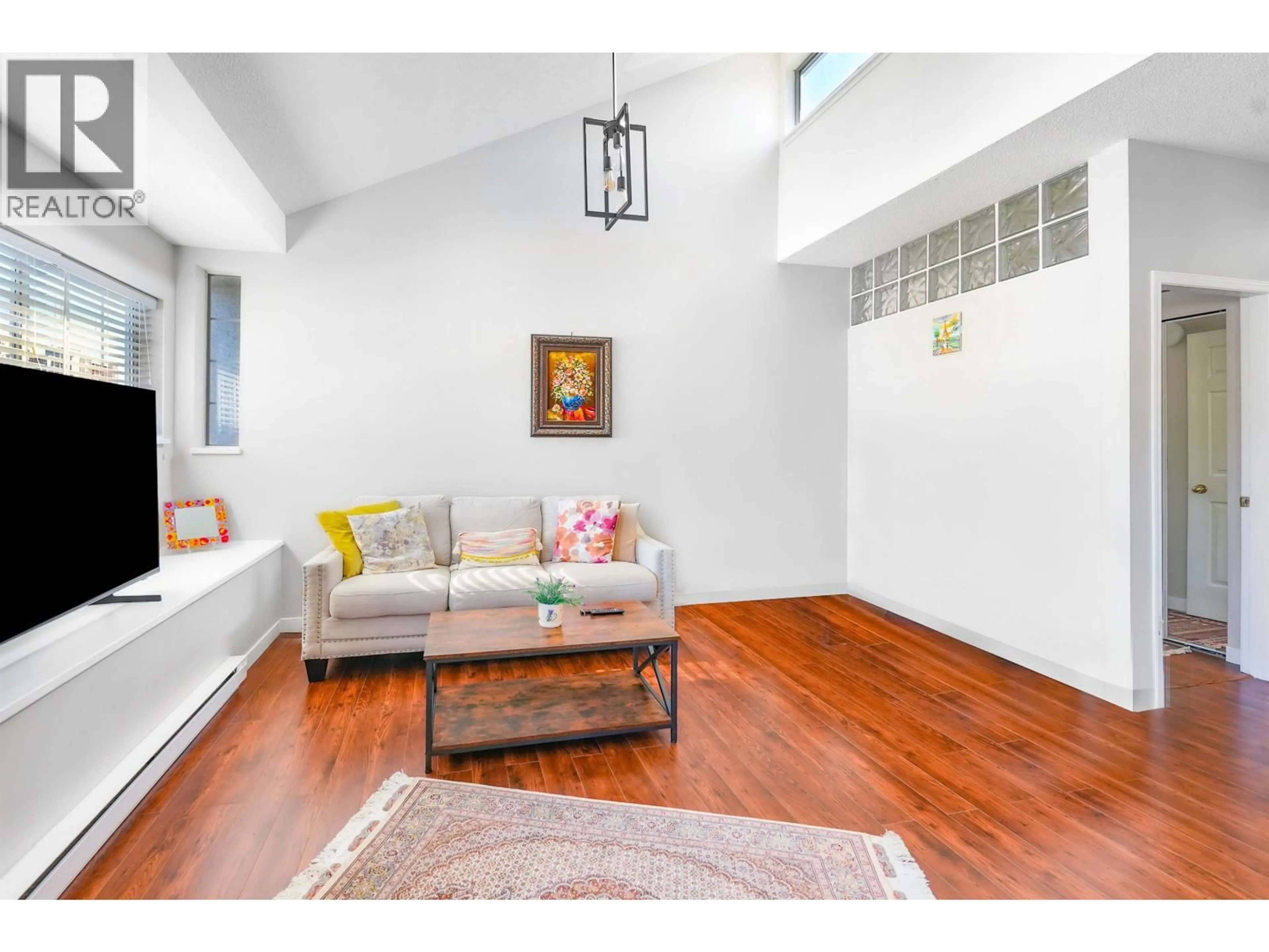 Living room with furniture, unknown for 309 - 125 18TH STREET, North Vancouver British Columbia V7M1W5