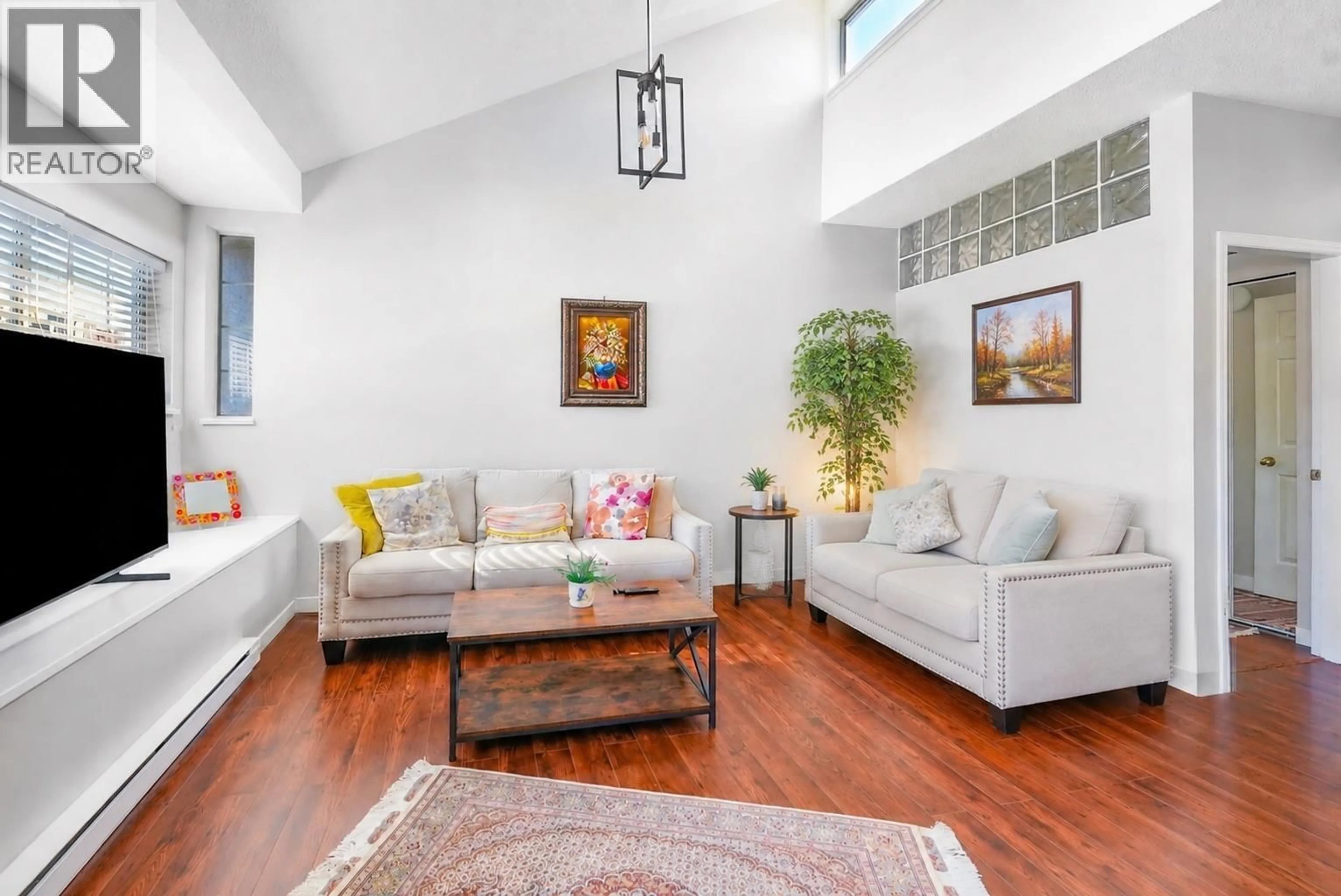 Living room with furniture, unknown for 309 - 125 18TH STREET, North Vancouver British Columbia V7M1W5