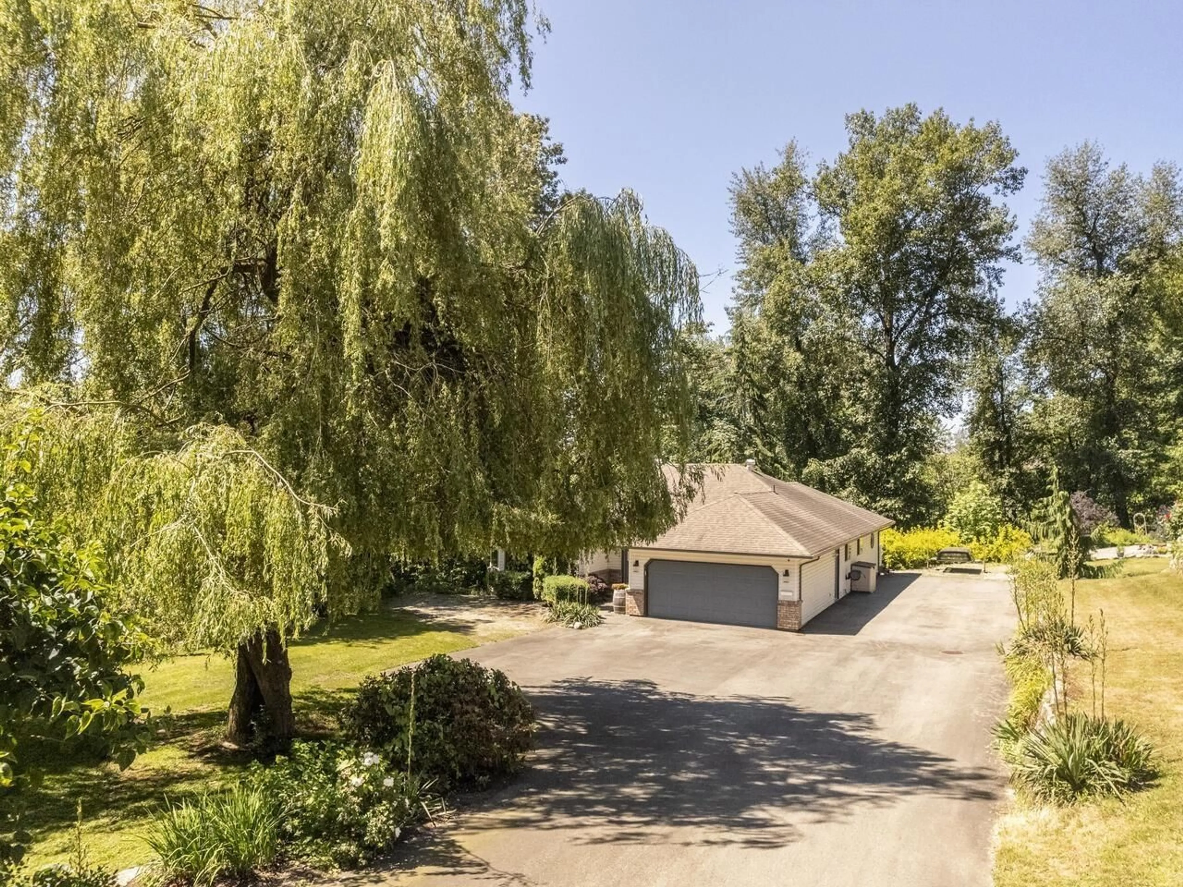 A pic from outside/outdoor area/front of a property/back of a property/a pic from drone, street for 7681 HORNE STREET, Mission British Columbia V3V3Y8