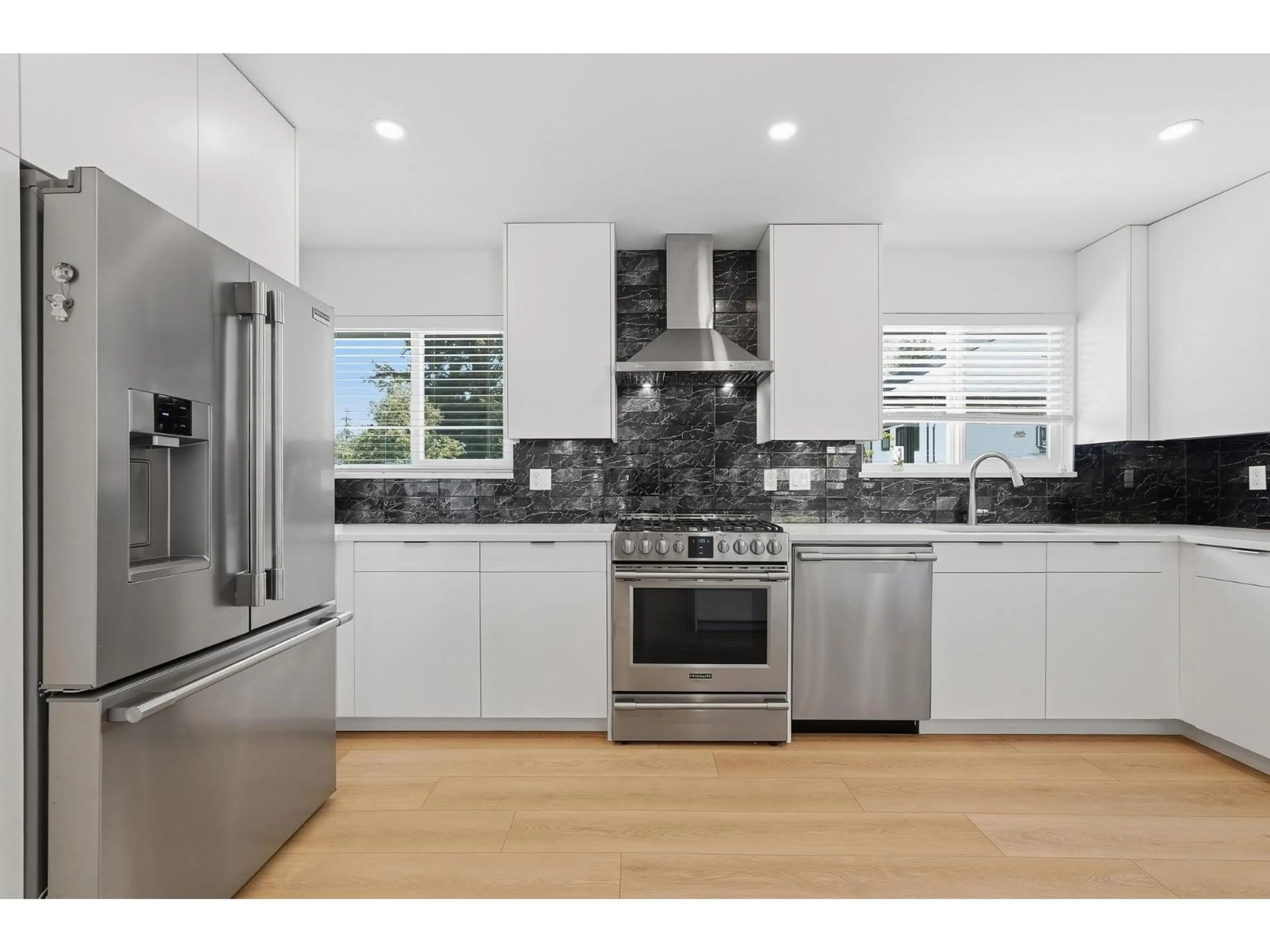 Contemporary kitchen, unknown for 14348 GLADSTONE DRIVE, Surrey British Columbia V3R5R9