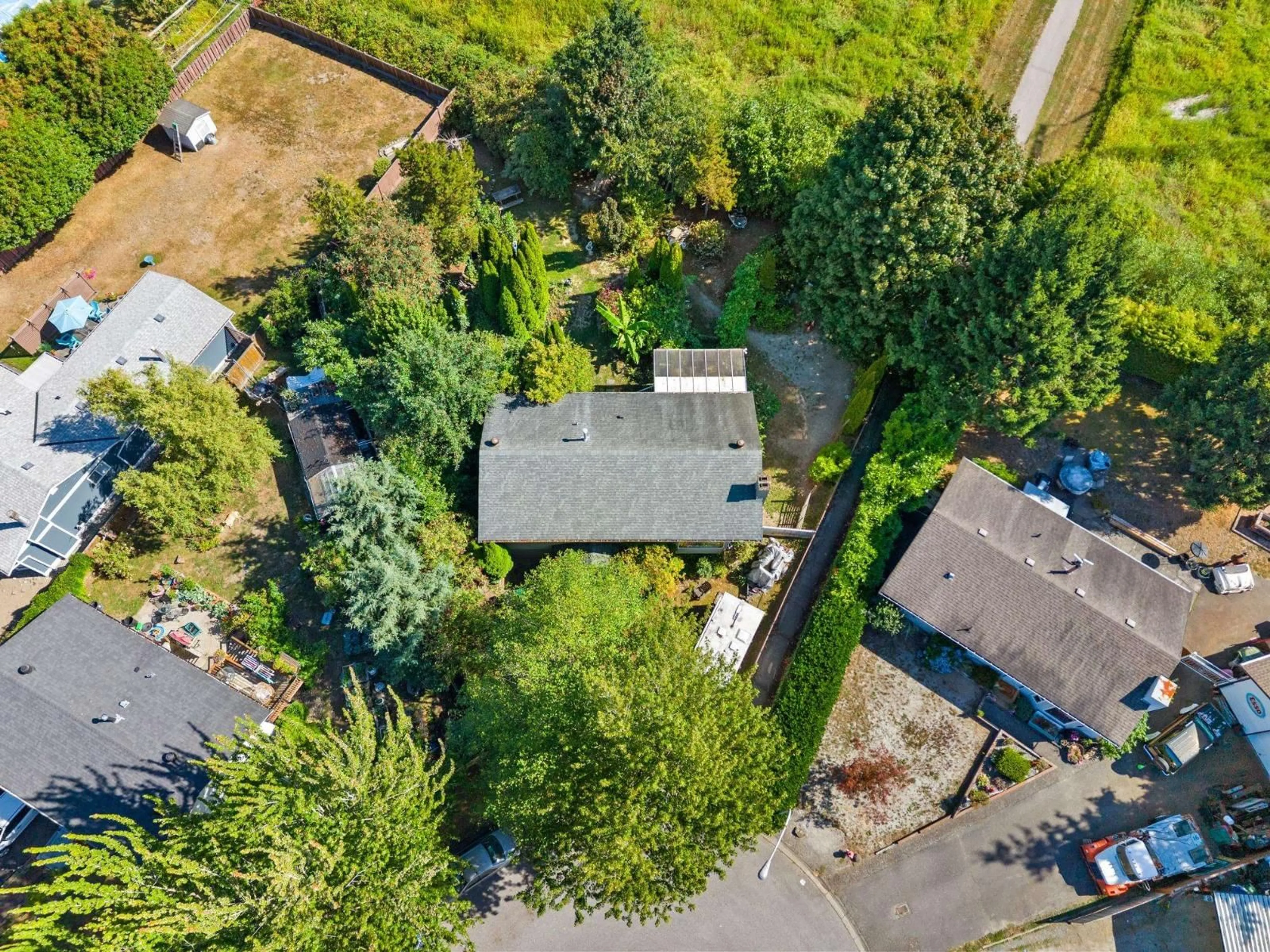 A pic from outside/outdoor area/front of a property/back of a property/a pic from drone, street for 18291 BAYARD PLACE, Surrey British Columbia V3S5C4