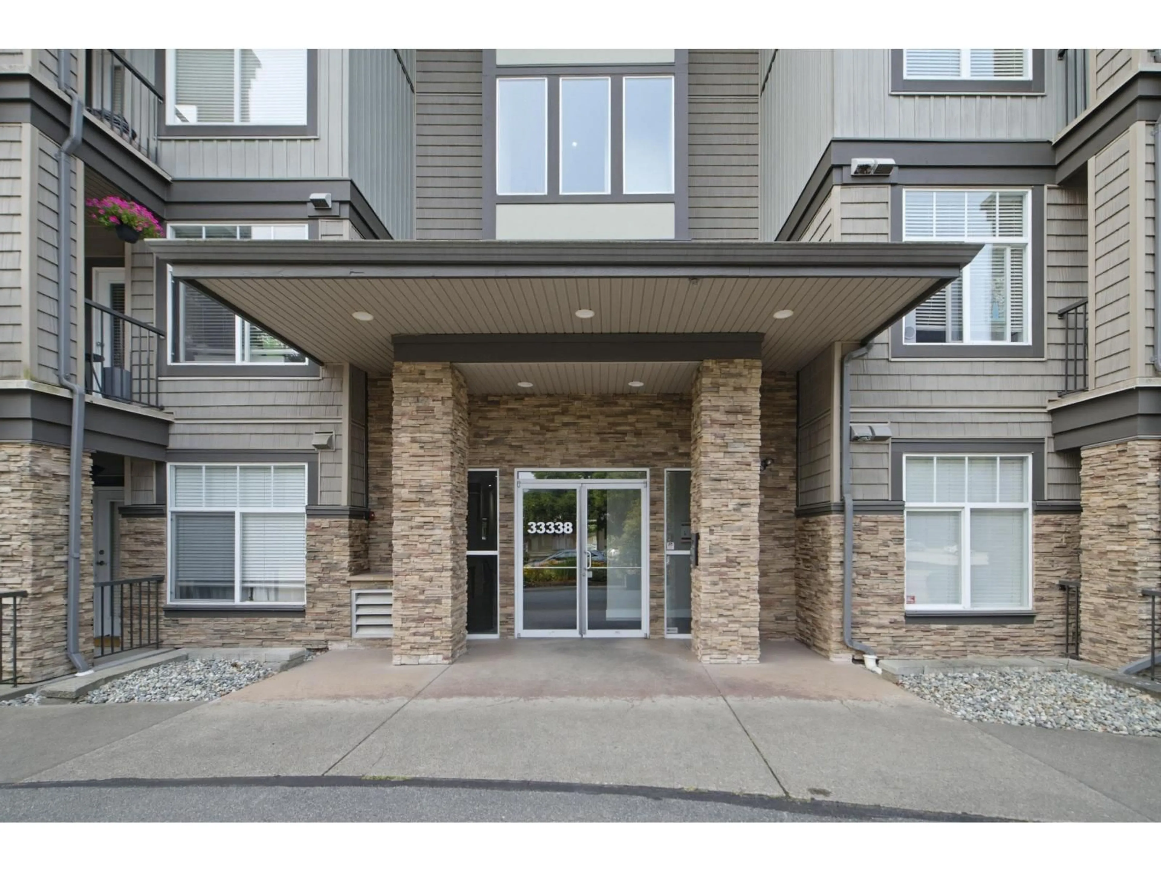 Indoor foyer for 102 - 33338 MAYFAIR AVENUE, Abbotsford British Columbia V2S0A4