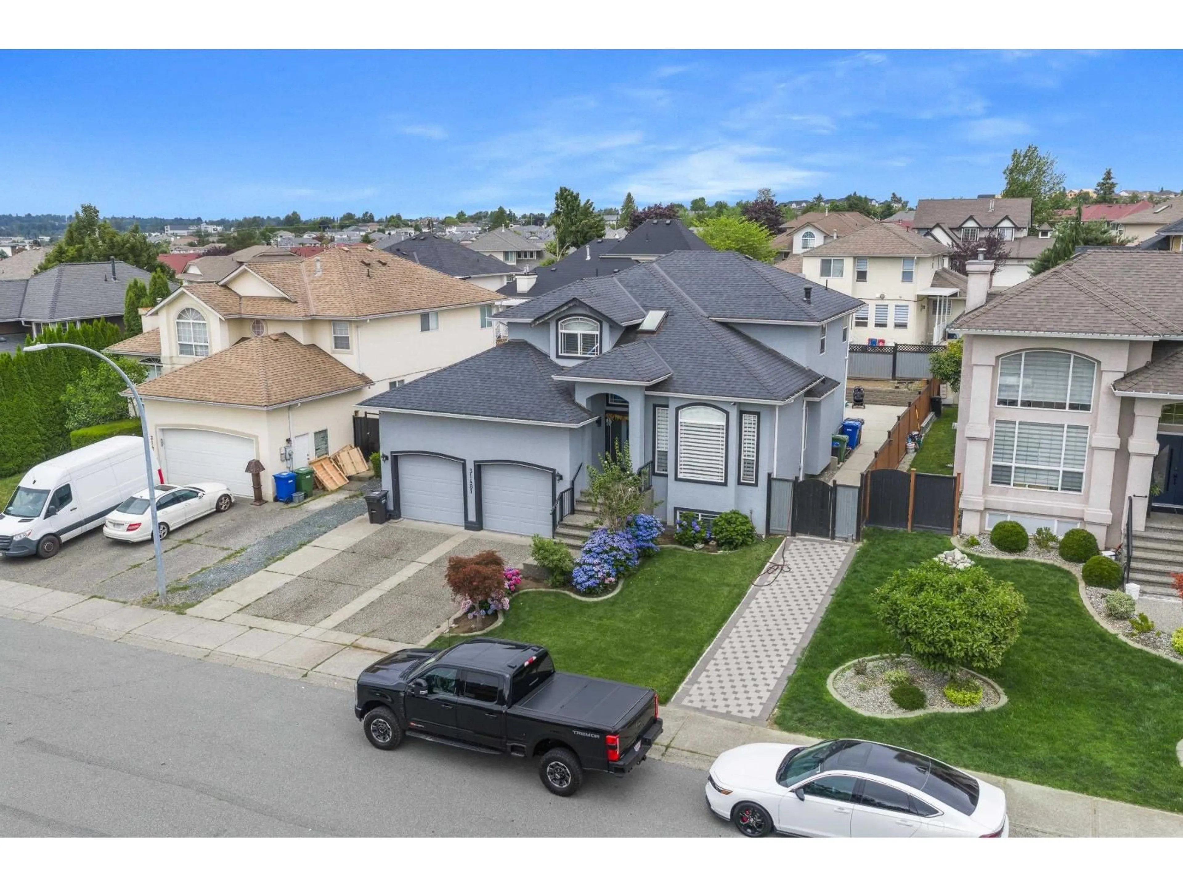 A pic from outside/outdoor area/front of a property/back of a property/a pic from drone, street for 31481 SOUTHERN DRIVE, Abbotsford British Columbia V2T5P1