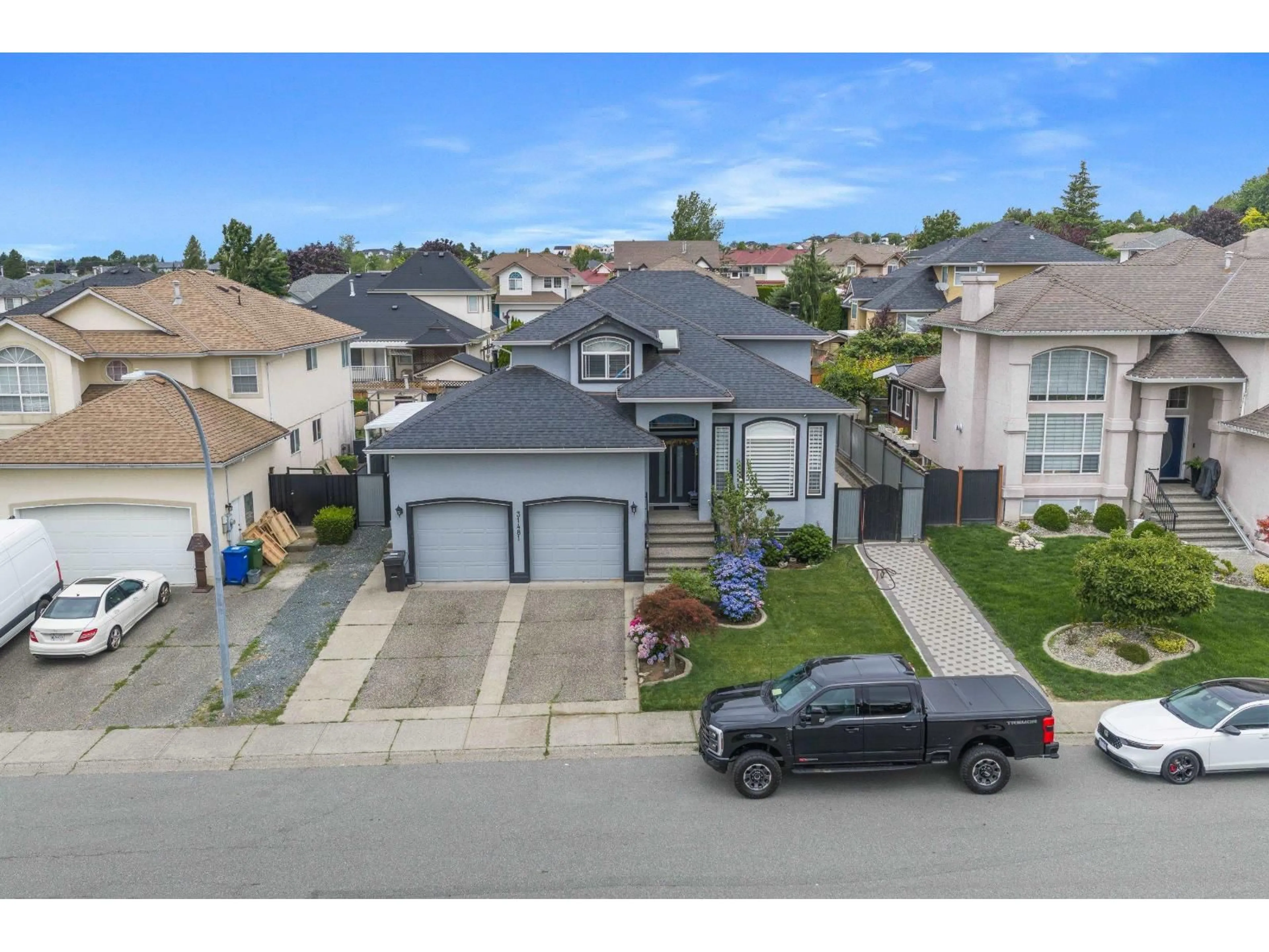 A pic from outside/outdoor area/front of a property/back of a property/a pic from drone, street for 31481 SOUTHERN DRIVE, Abbotsford British Columbia V2T5P1