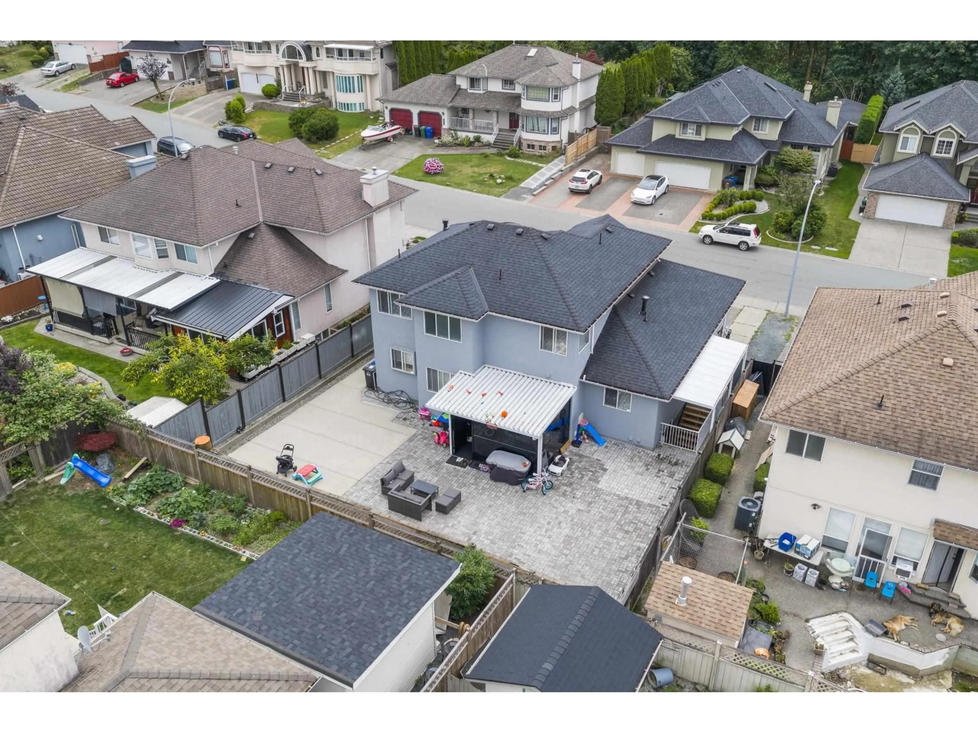 A pic from outside/outdoor area/front of a property/back of a property/a pic from drone, street for 31481 SOUTHERN DRIVE, Abbotsford British Columbia V2T5P1