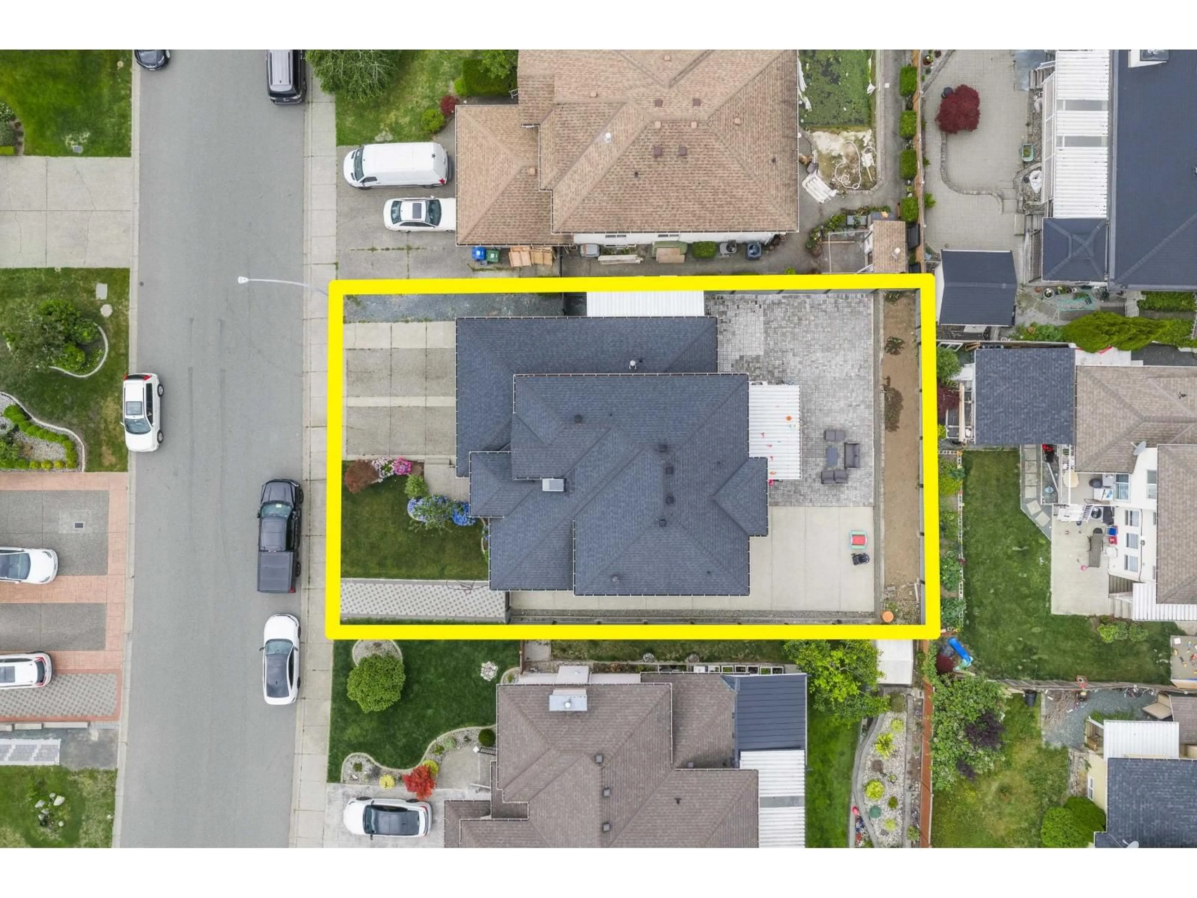 A pic from outside/outdoor area/front of a property/back of a property/a pic from drone, street for 31481 SOUTHERN DRIVE, Abbotsford British Columbia V2T5P1
