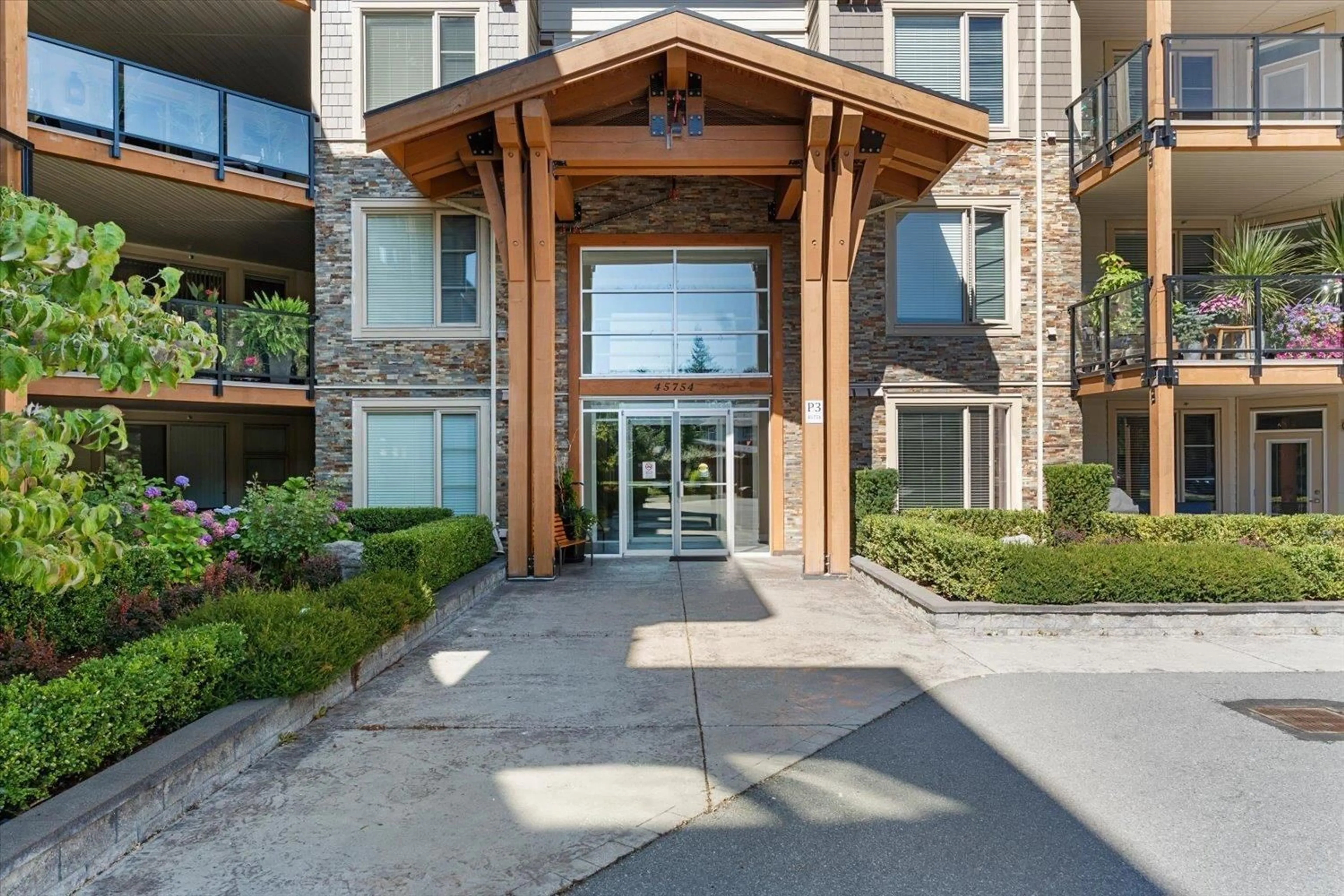 Indoor foyer for 408 - 45754 KEITH WILSON ROAD, Chilliwack British Columbia V2R0X3