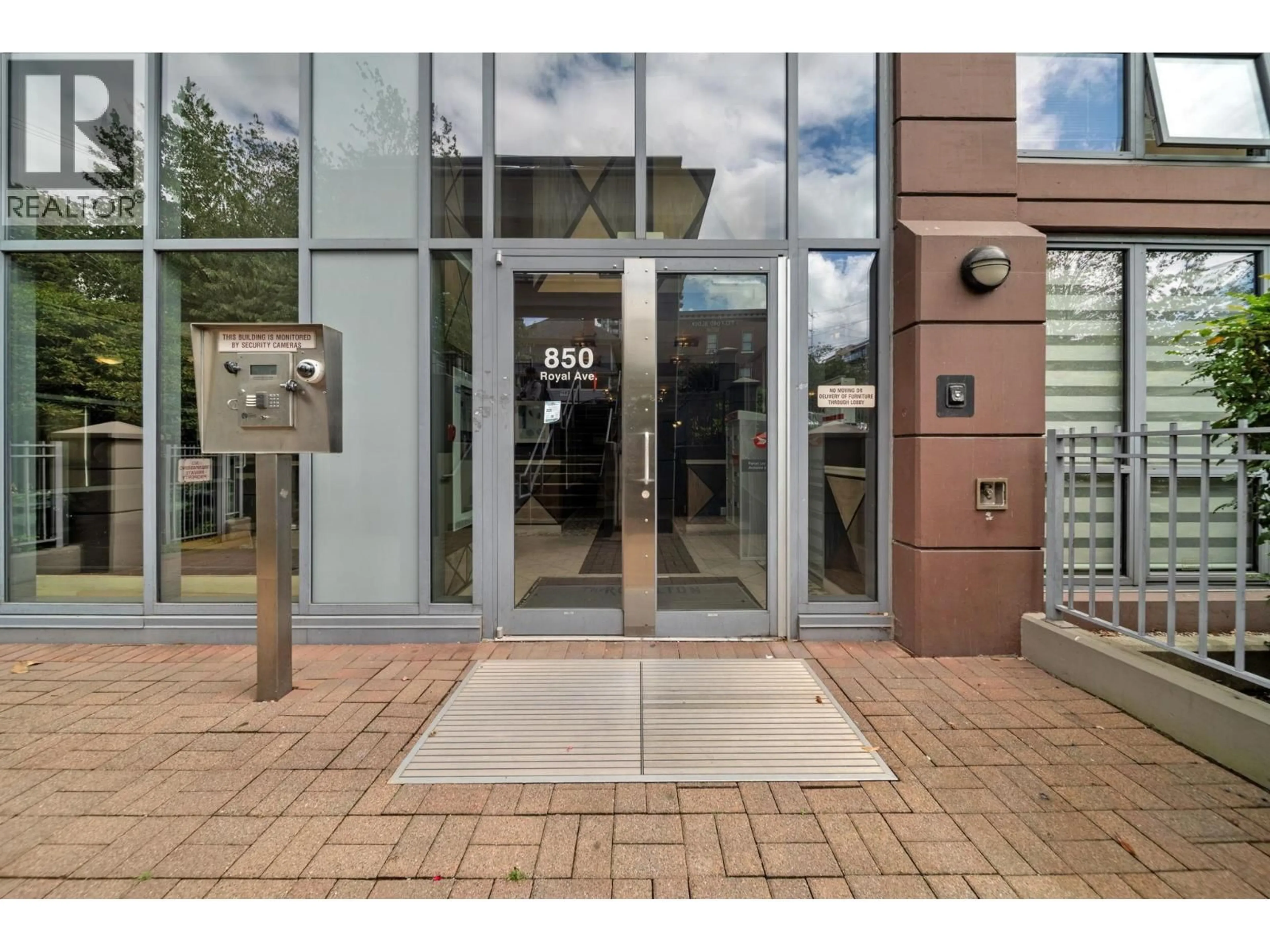 Indoor foyer for 101 - 850 ROYAL AVENUE, New Westminster British Columbia V3M1A6
