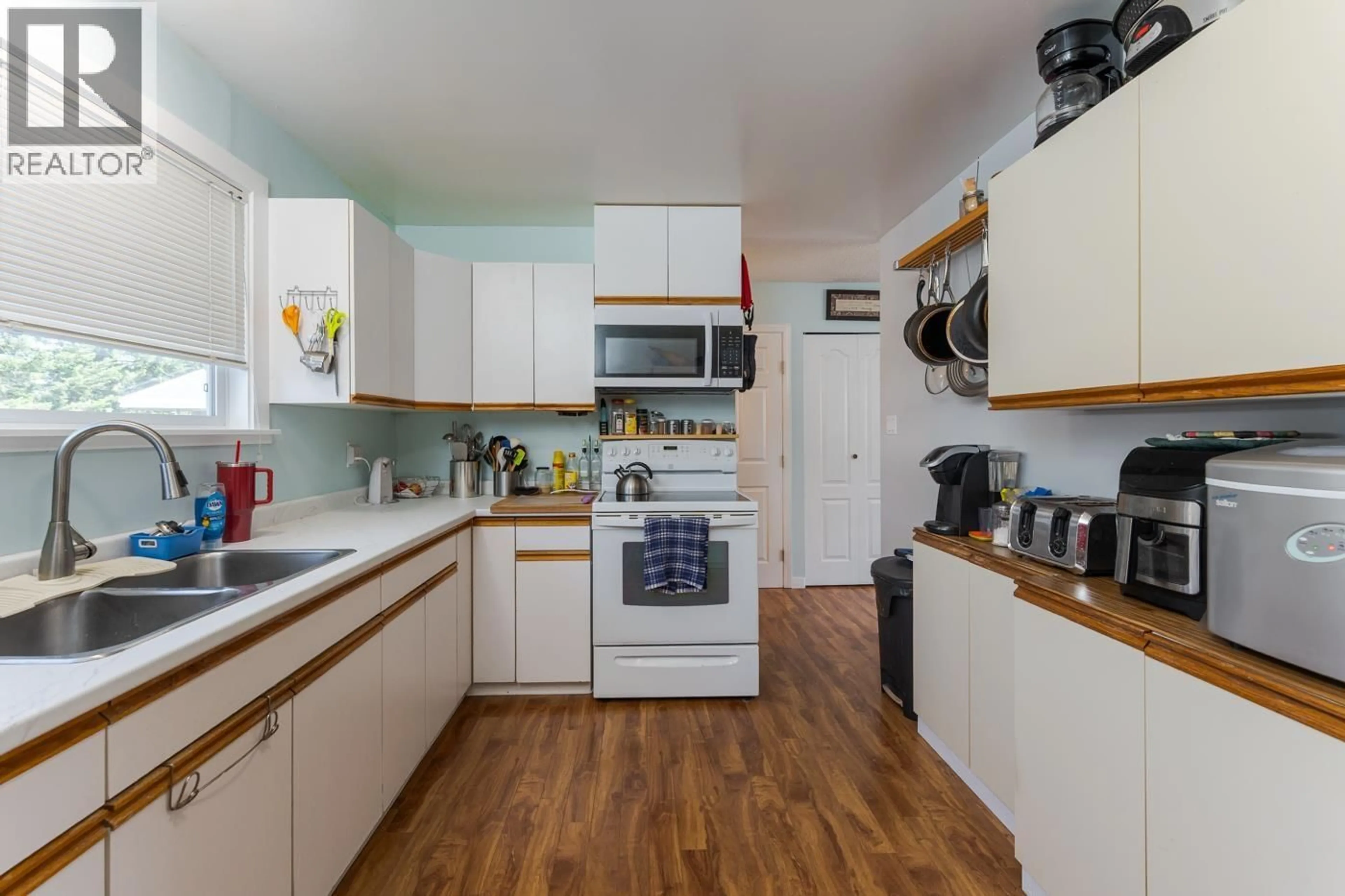 Standard kitchen, unknown for 180 MCARTHUR PLACE, Prince George British Columbia V2M5N4