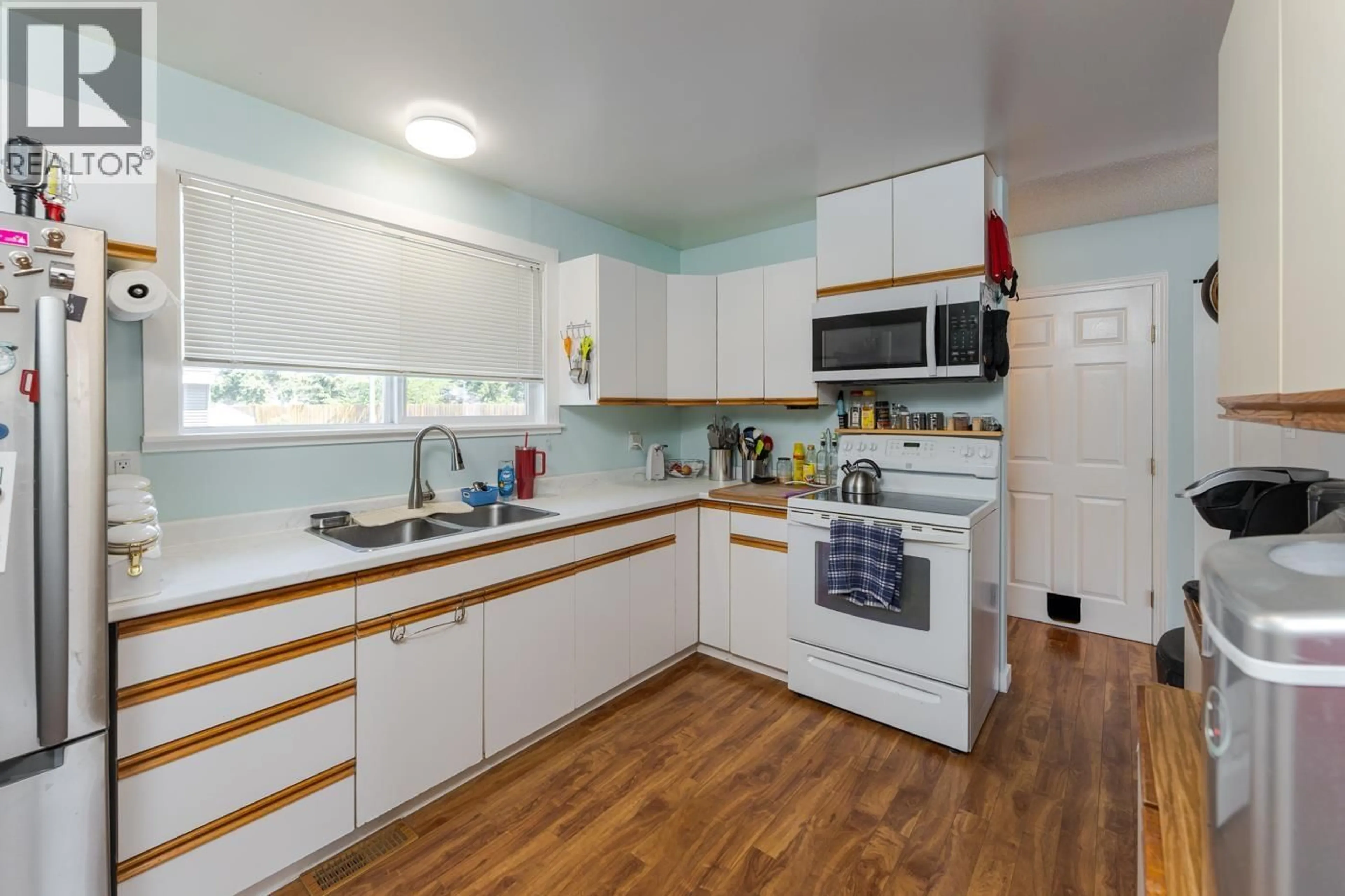 Standard kitchen, unknown for 180 MCARTHUR PLACE, Prince George British Columbia V2M5N4