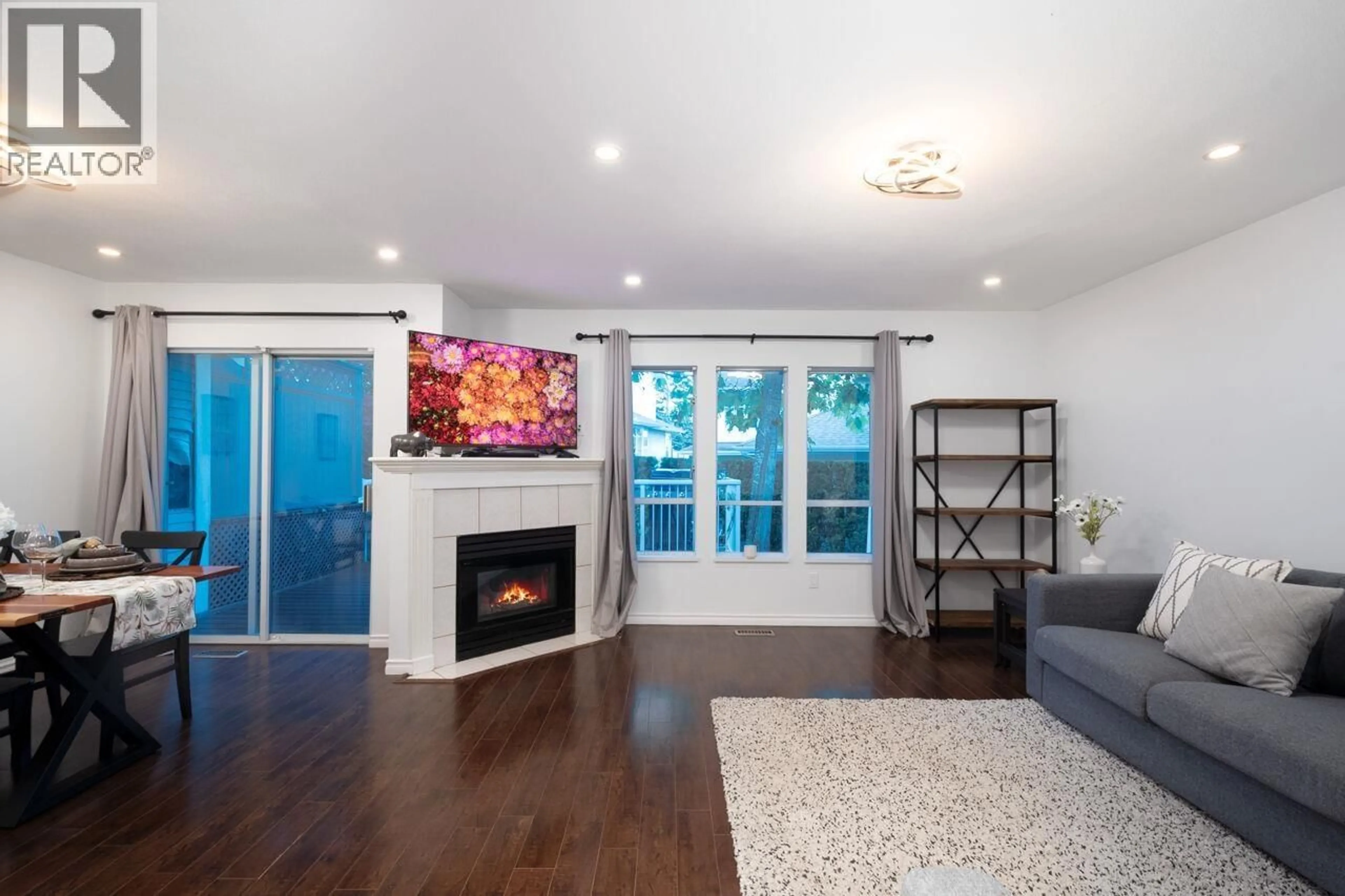 Living room with furniture, wood/laminate floor for 20 - 2590 PANORAMA DRIVE, Coquitlam British Columbia V3E2W9