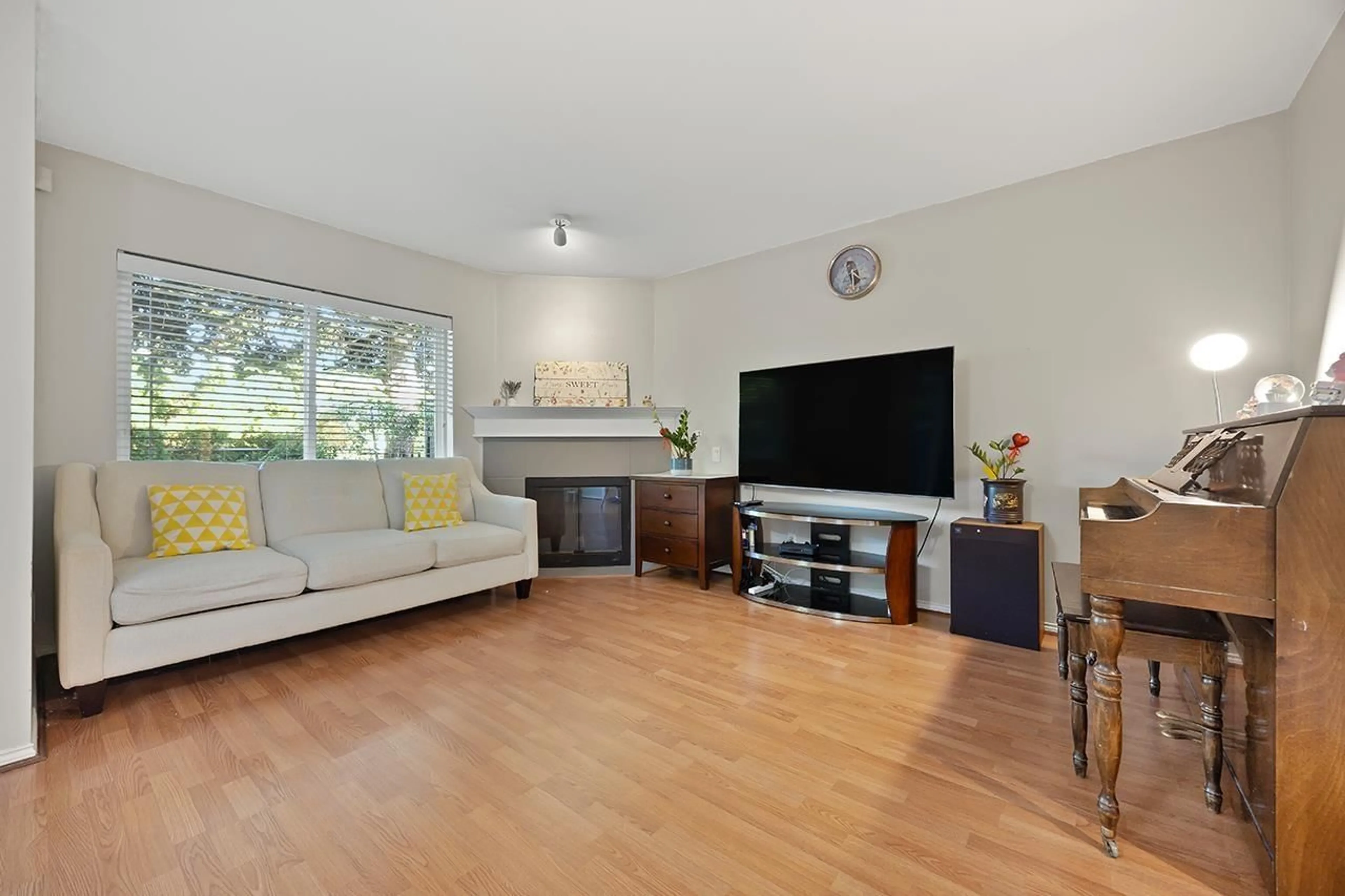 Living room with furniture, unknown for 204 - 16233 82 AVENUE, Surrey British Columbia V4N0P7
