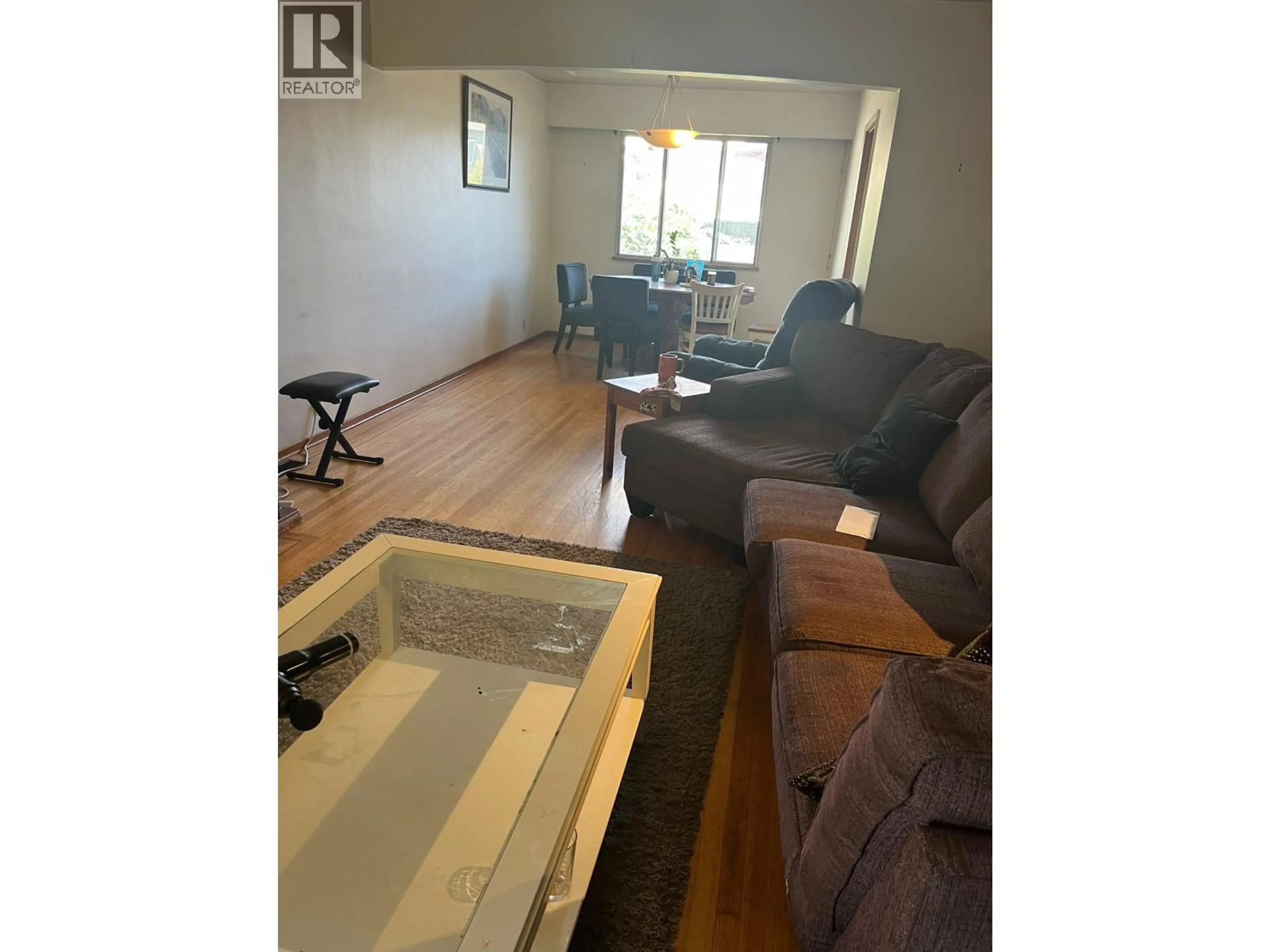 Living room with furniture, unknown for 5010 LORRAINE AVENUE, Burnaby British Columbia V5G2S2