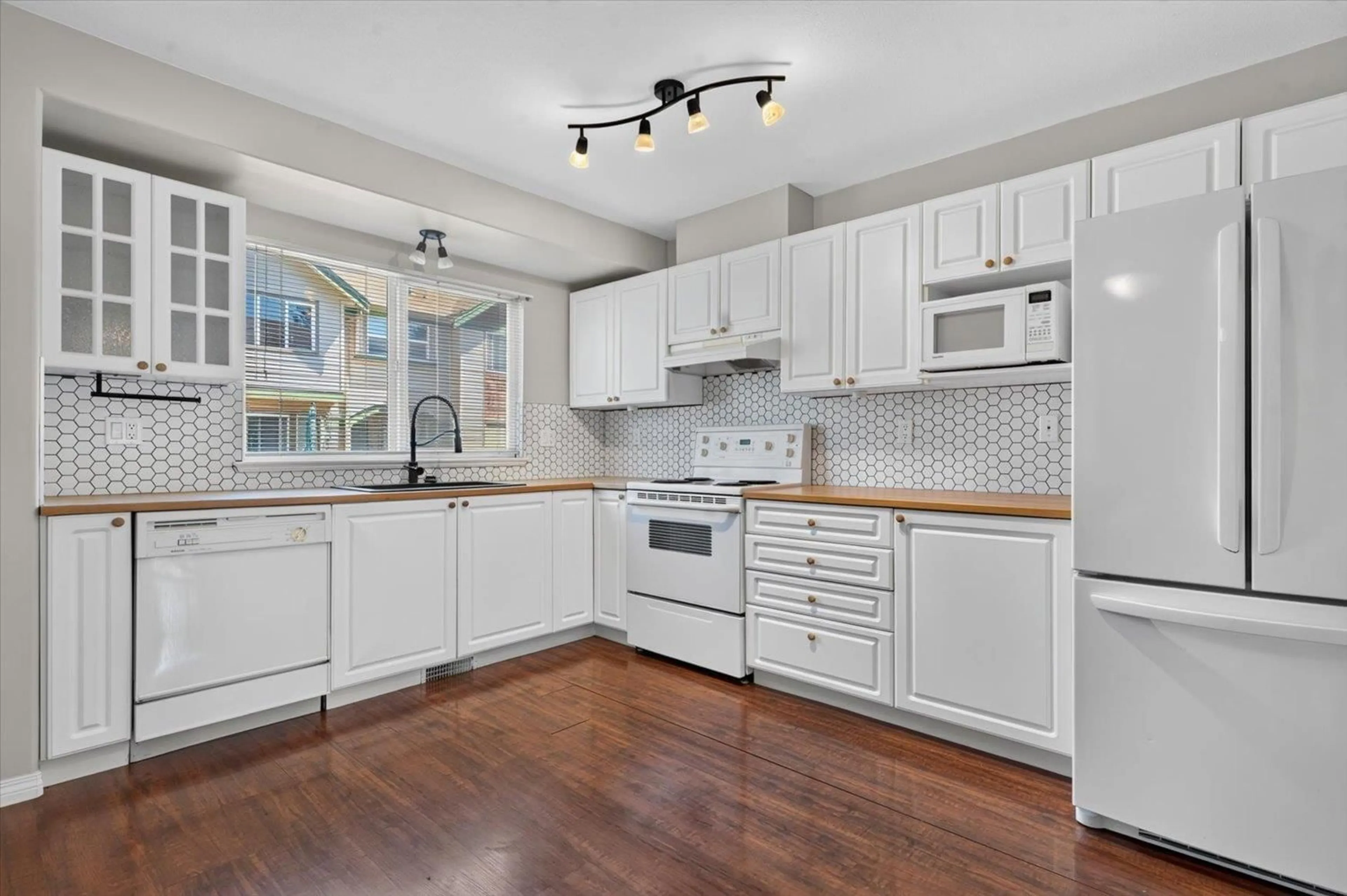 Open concept kitchen, unknown for 24 - 9470 HAZEL STREET, Chilliwack British Columbia V2P5N1