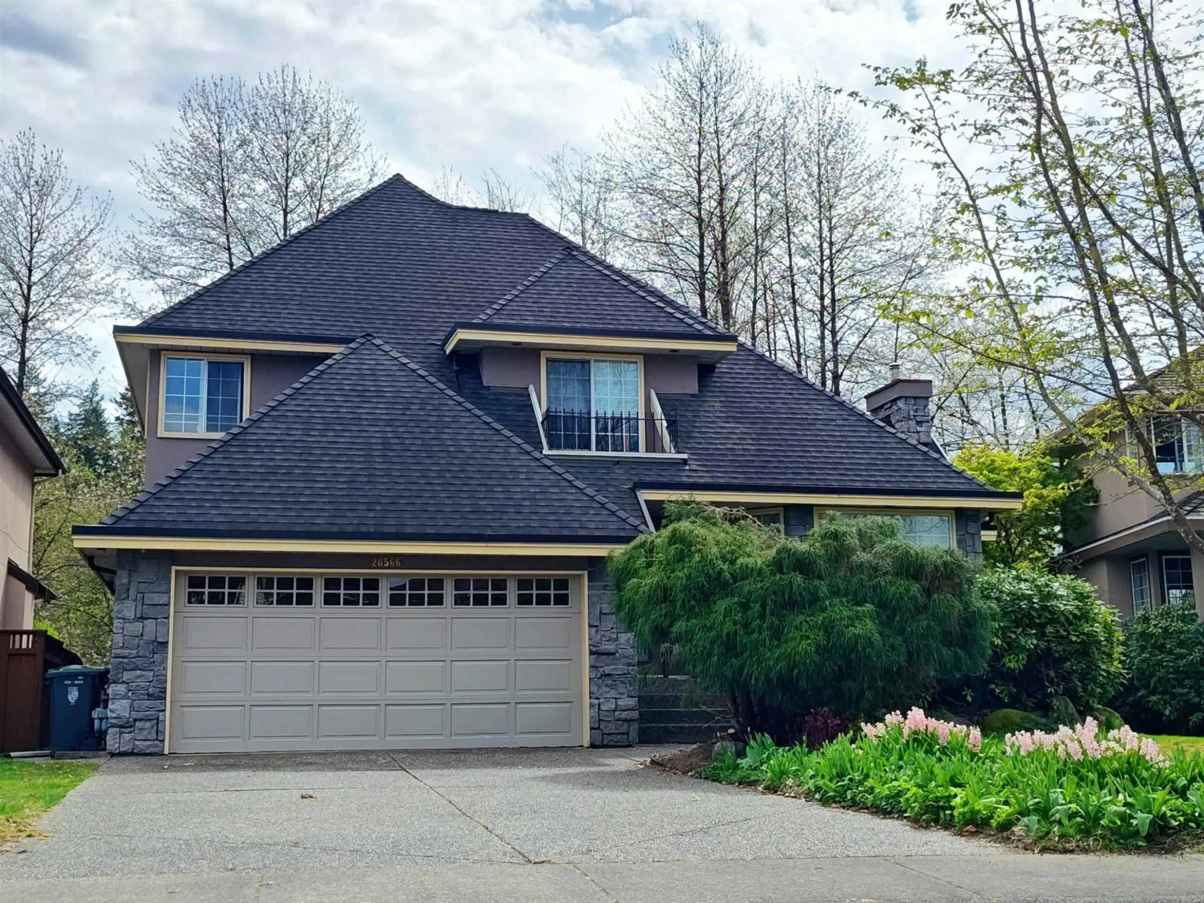 Home with vinyl exterior material, street for 20566 89B AVENUE, Langley British Columbia V1M2P2