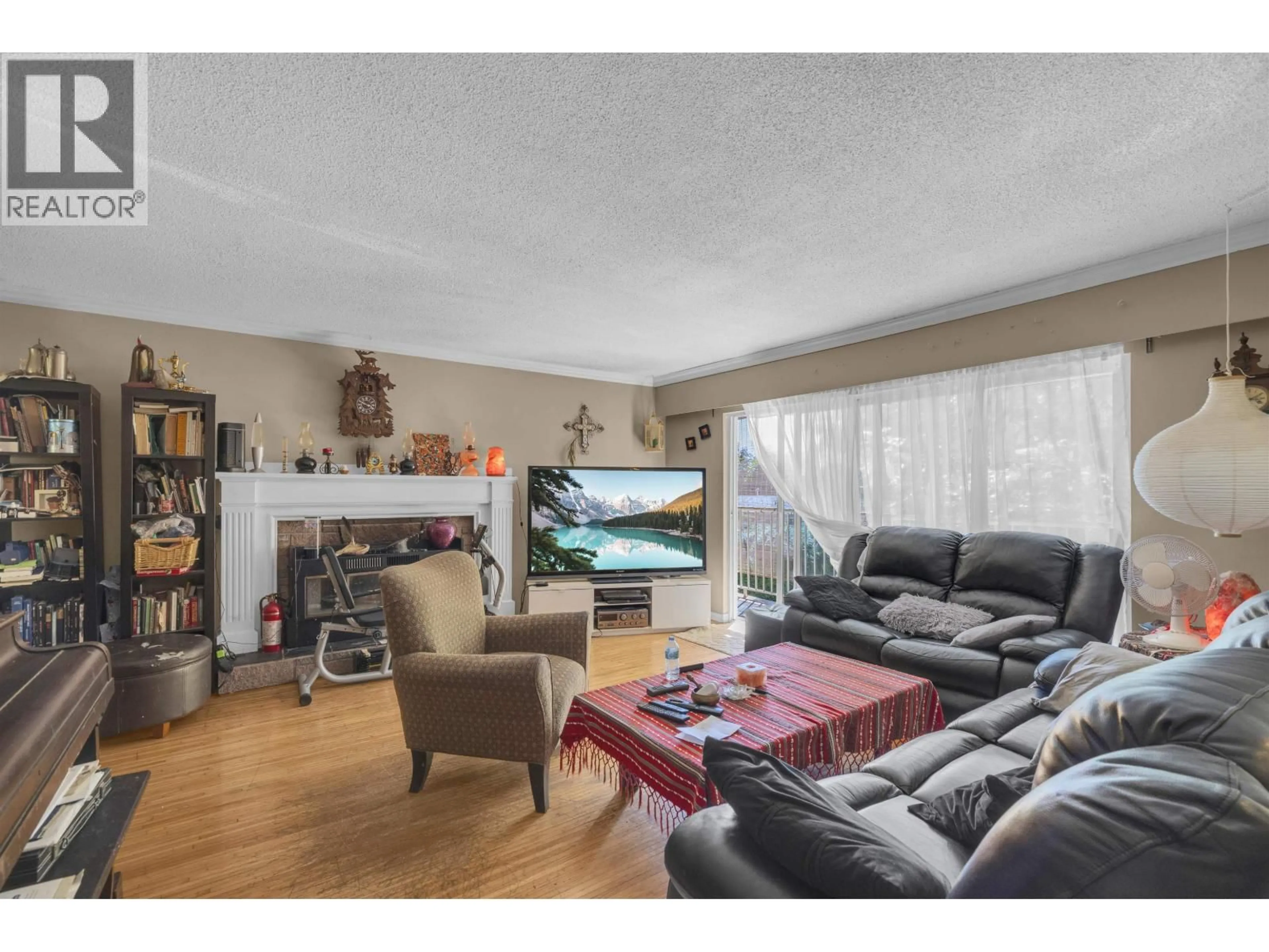 Living room with furniture, wood/laminate floor for 1825 BRUNETTE AVENUE, Coquitlam British Columbia V3K1H3