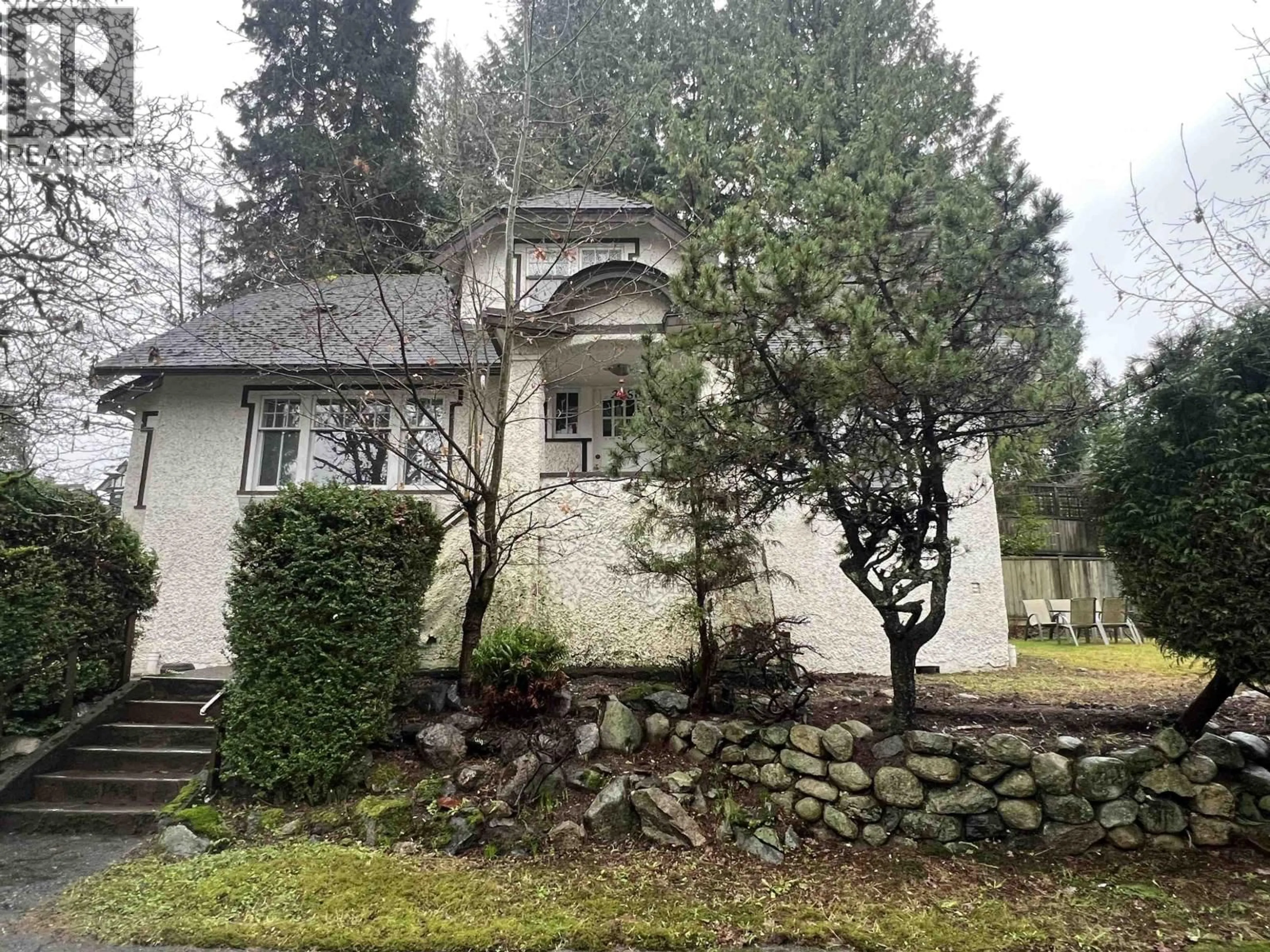 A pic from outside/outdoor area/front of a property/back of a property/a pic from drone, street for 2080 33RD AVENUE, Vancouver British Columbia V6M1B7