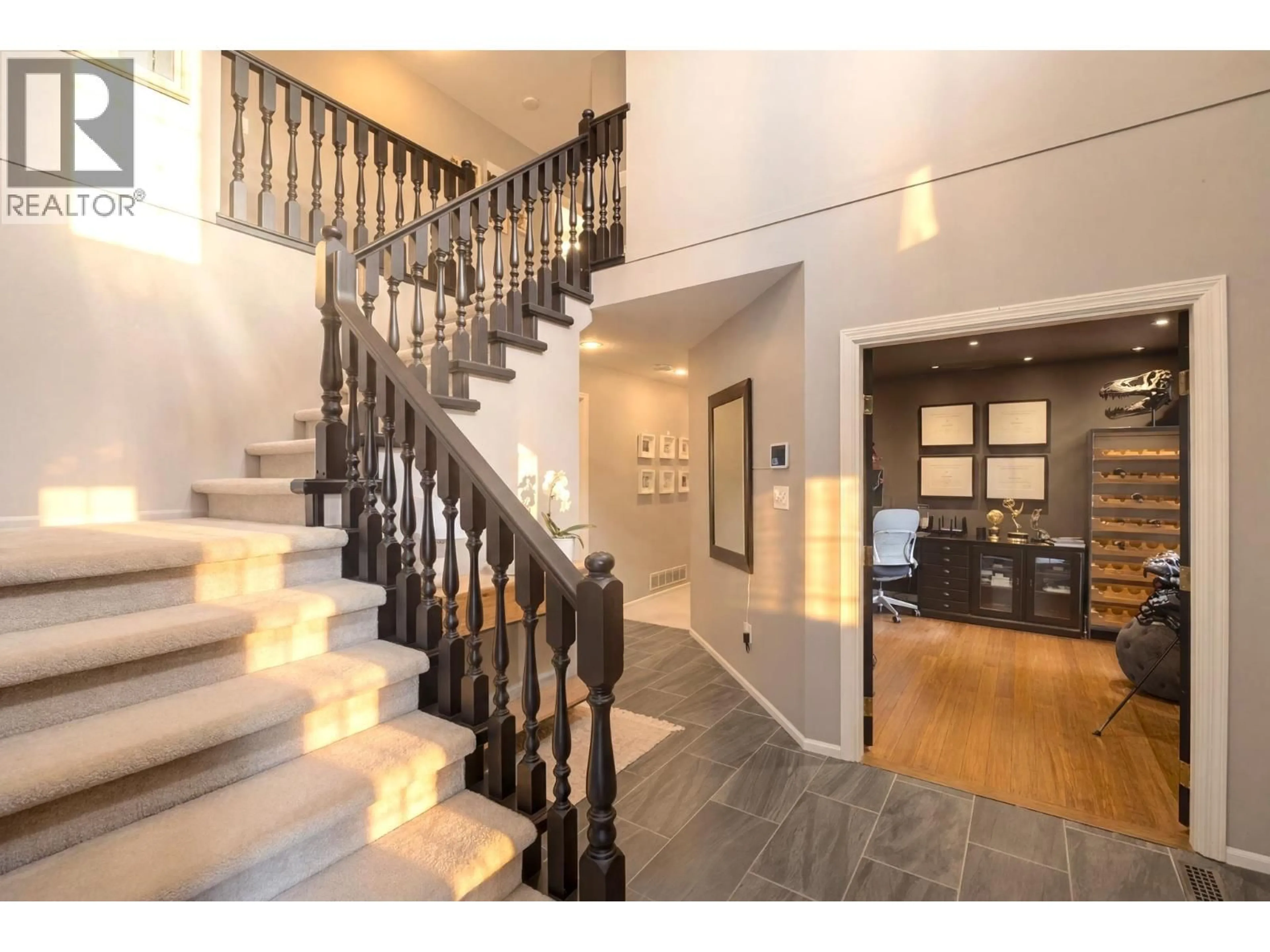 Indoor foyer for 46 WILDWOOD DRIVE, Port Moody British Columbia V3H4M6