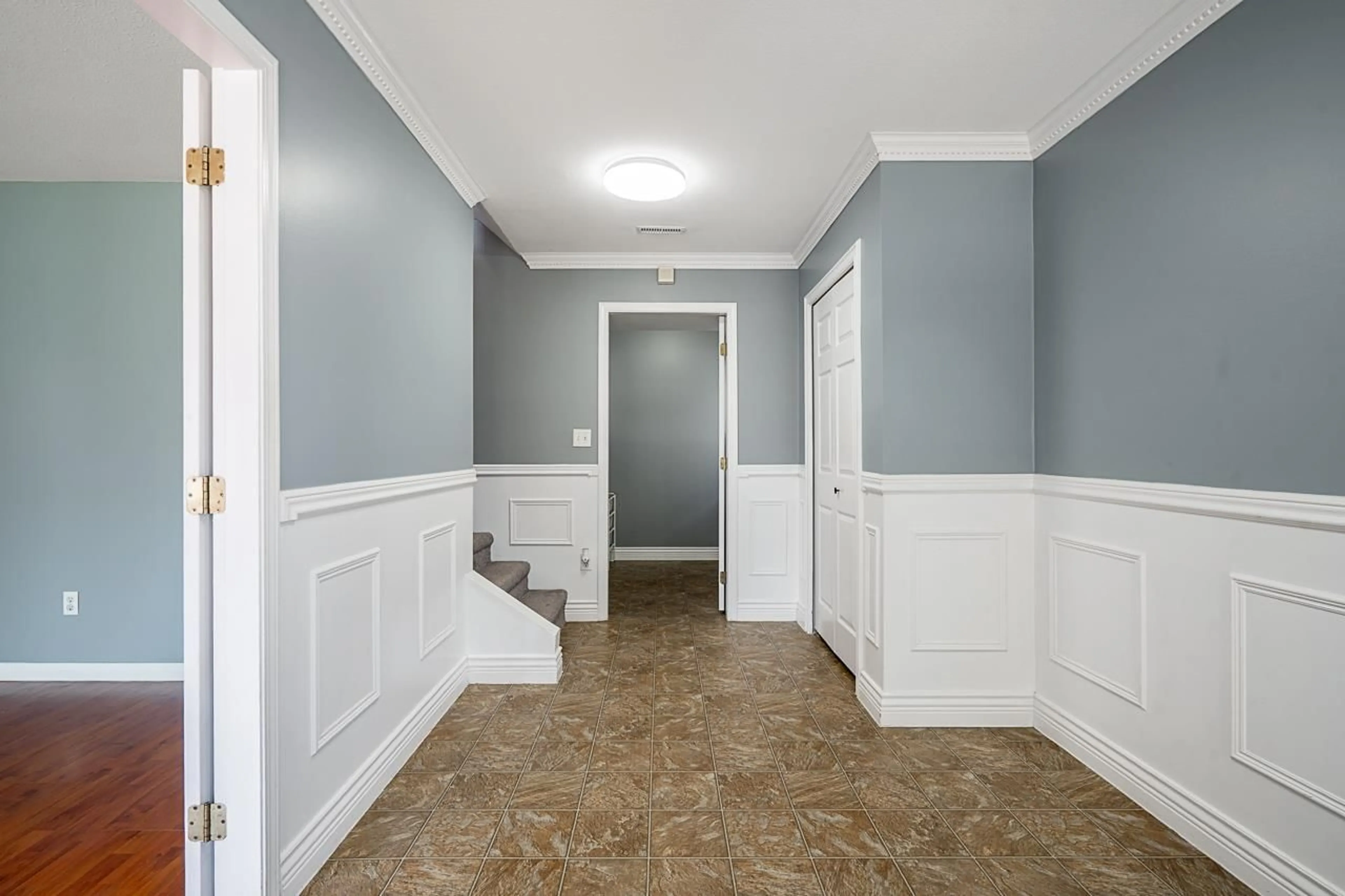 Indoor entryway for 19065 60 AVENUE, Surrey British Columbia V3S8A1