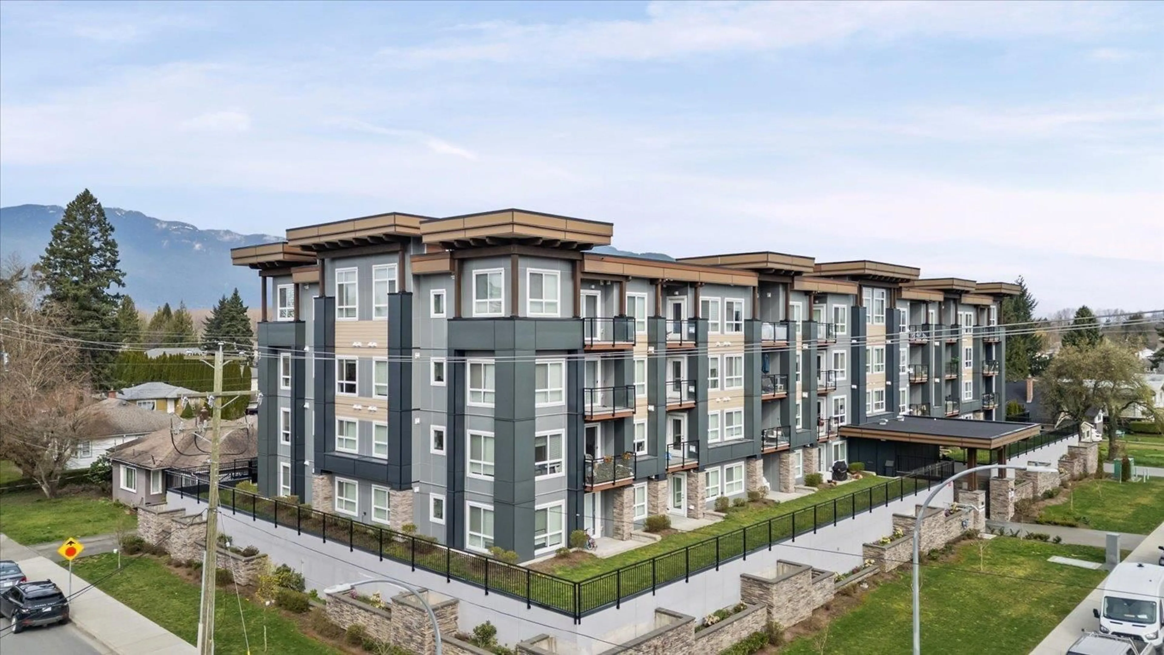 A pic from outside/outdoor area/front of a property/back of a property/a pic from drone, building for 112 - 9450 ROBSON STREET, Chilliwack British Columbia V2P0L7