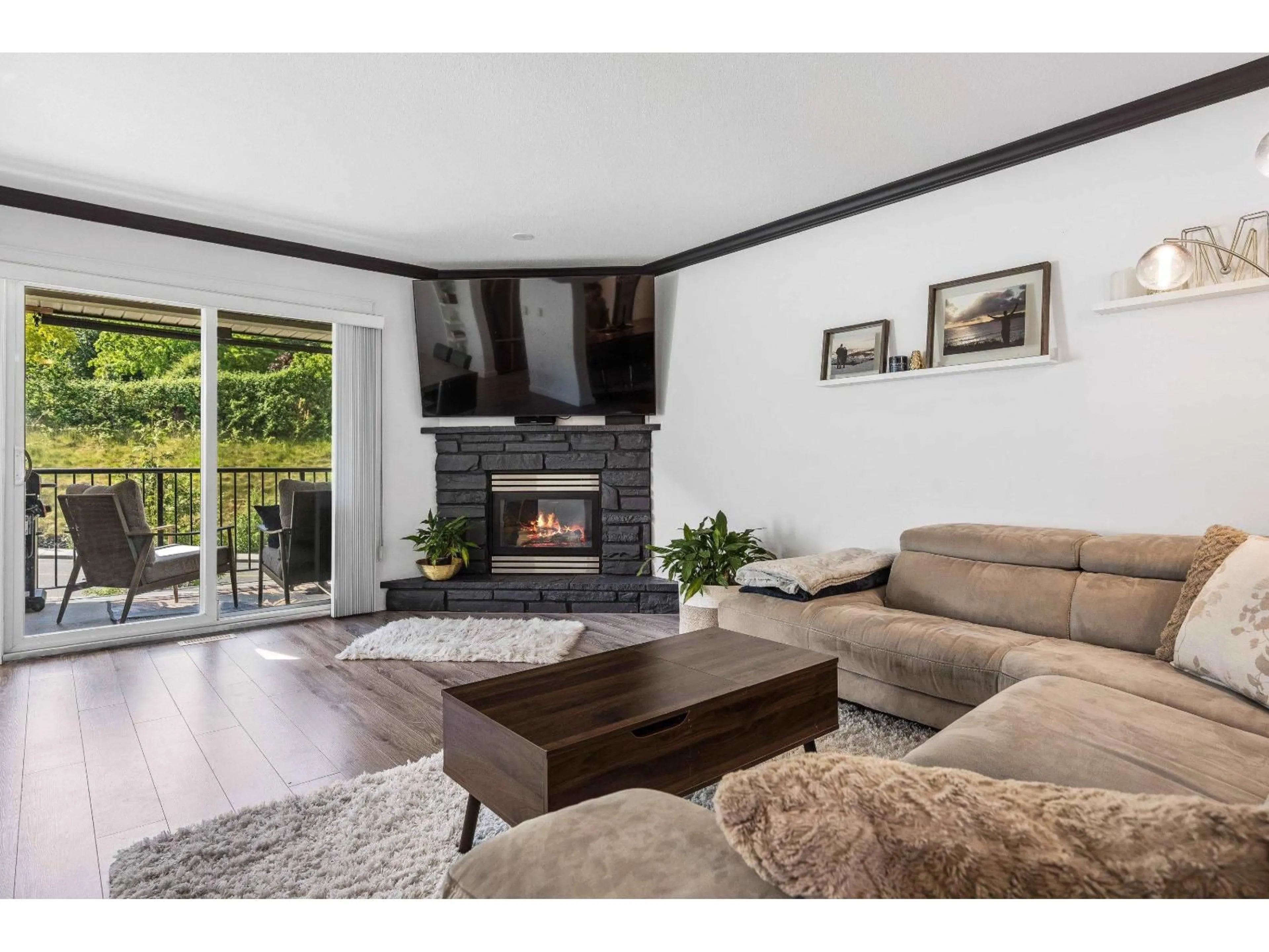 Living room with furniture, wood/laminate floor for 47 - 5965 JINKERSON ROAD, Chilliwack British Columbia V2R5Z7