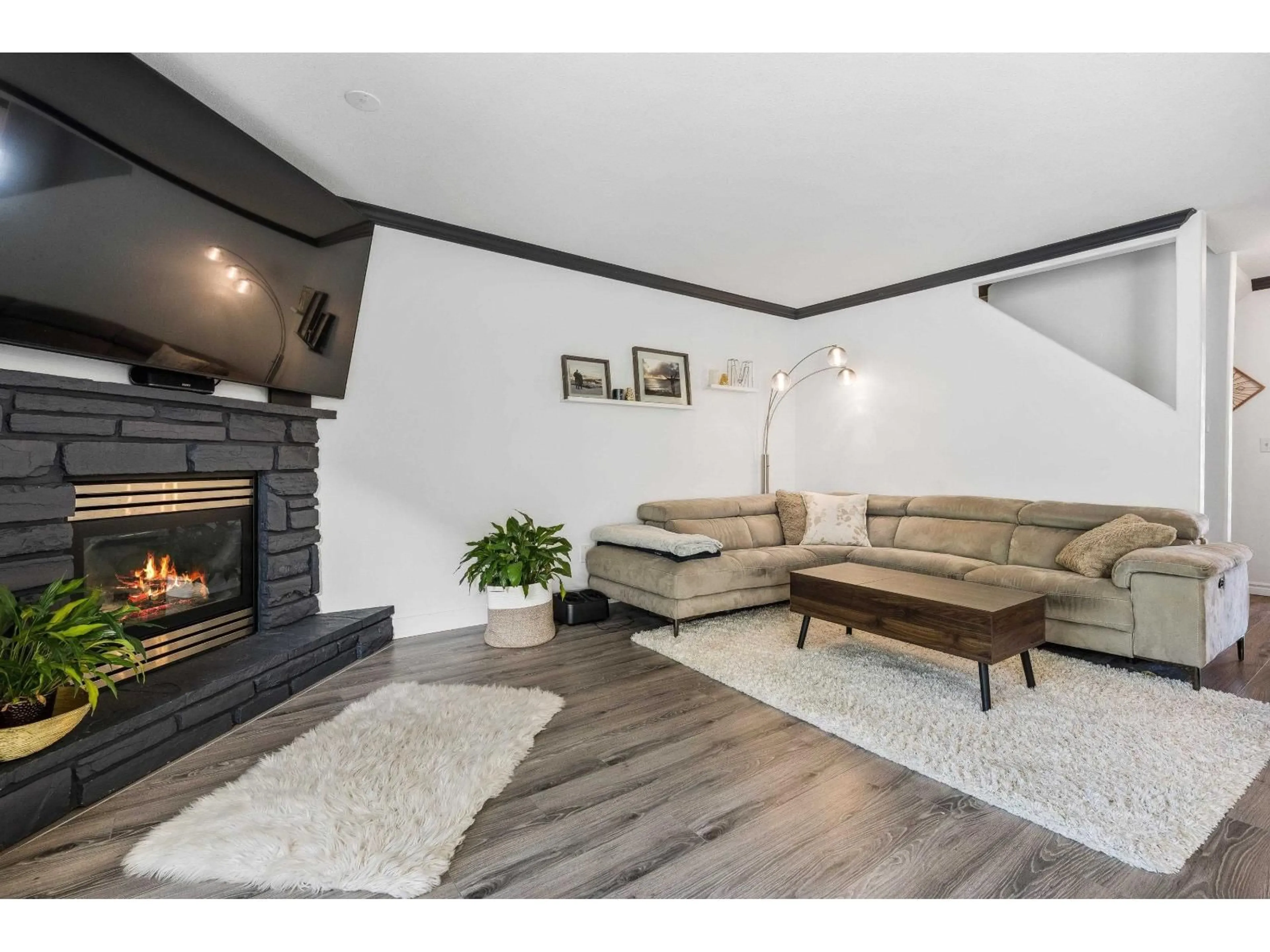 Living room with furniture, wood/laminate floor for 47 - 5965 JINKERSON ROAD, Chilliwack British Columbia V2R5Z7