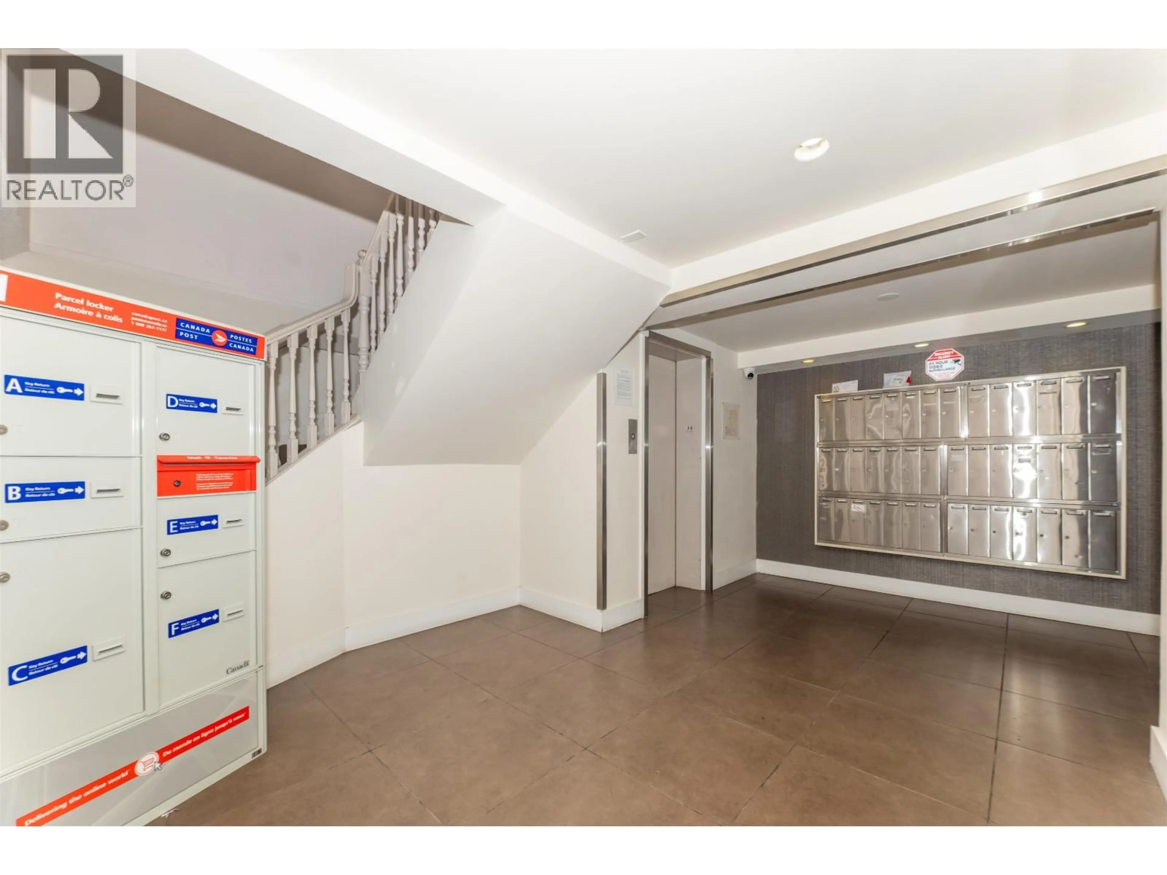 Indoor foyer for 401 - 8120 COLONIAL DRIVE, Richmond British Columbia V7C4V2