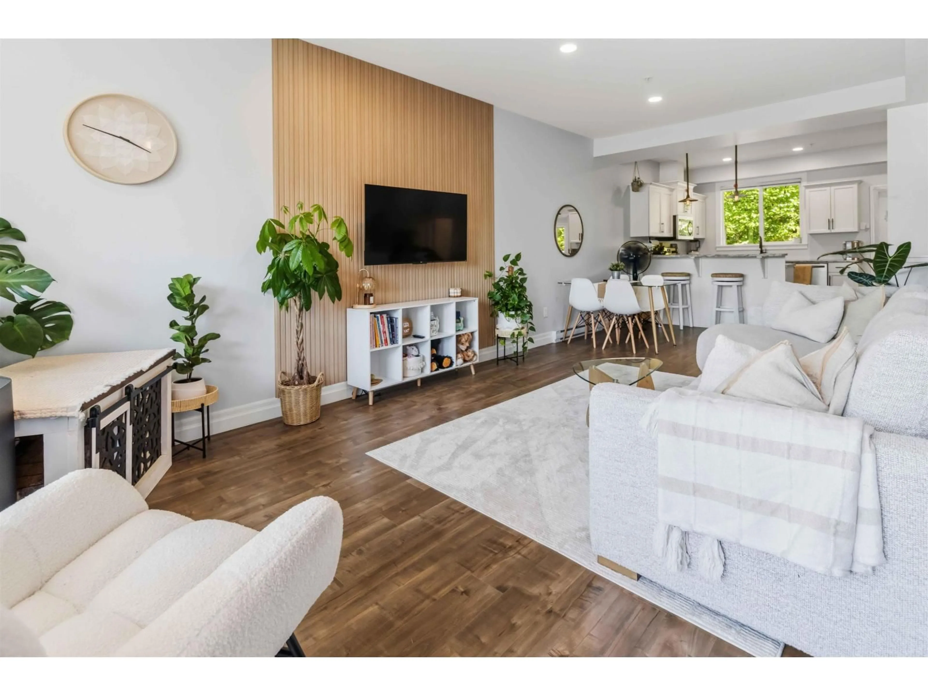 Living room with furniture, wood/laminate floor for 79 - 6026 LINDEMAN STREET, Chilliwack British Columbia V2R0W1