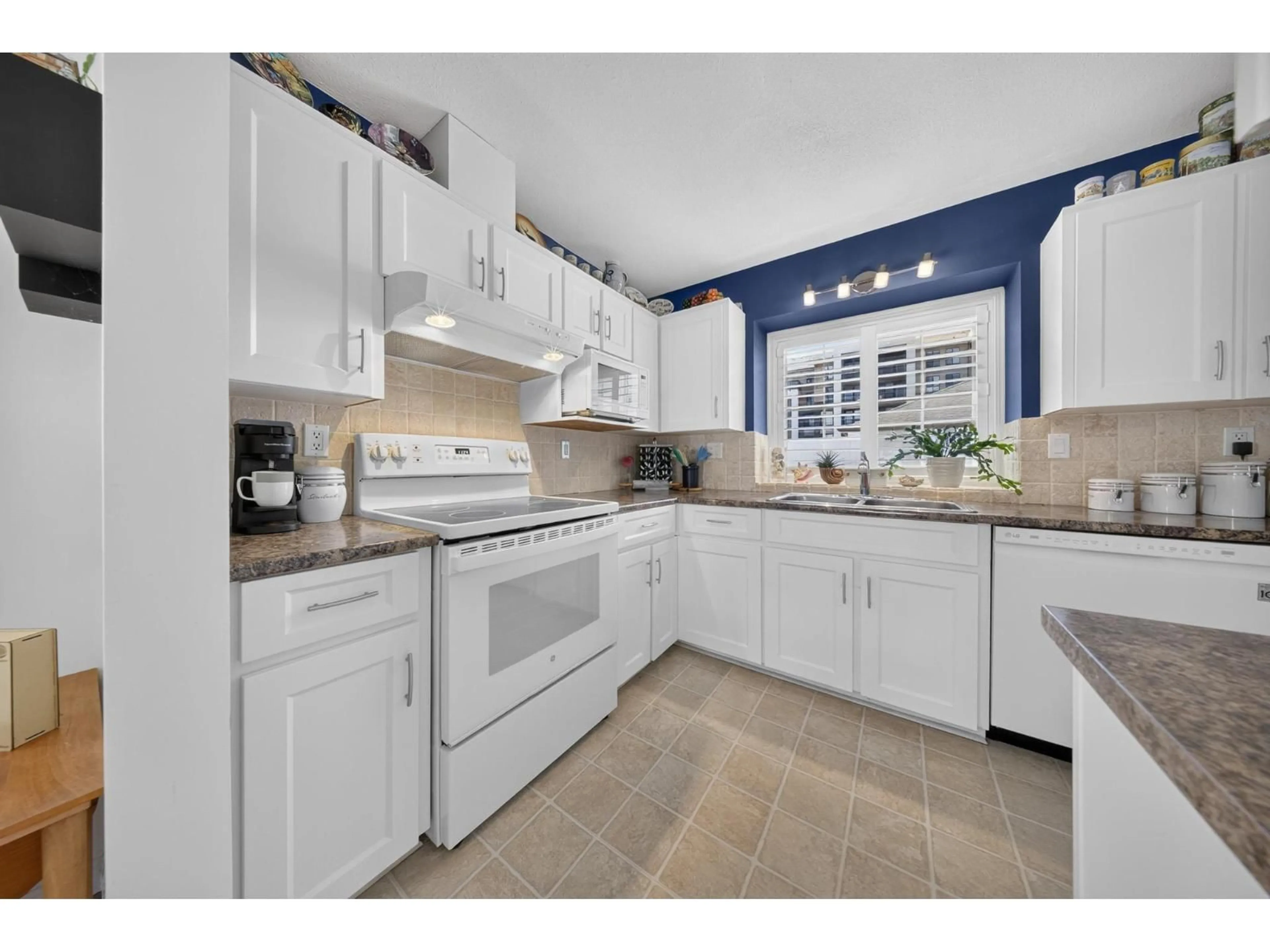Standard kitchen, ceramic/tile floor for 4 - 9300 HAZEL STREET, Chilliwack British Columbia V2P5N2