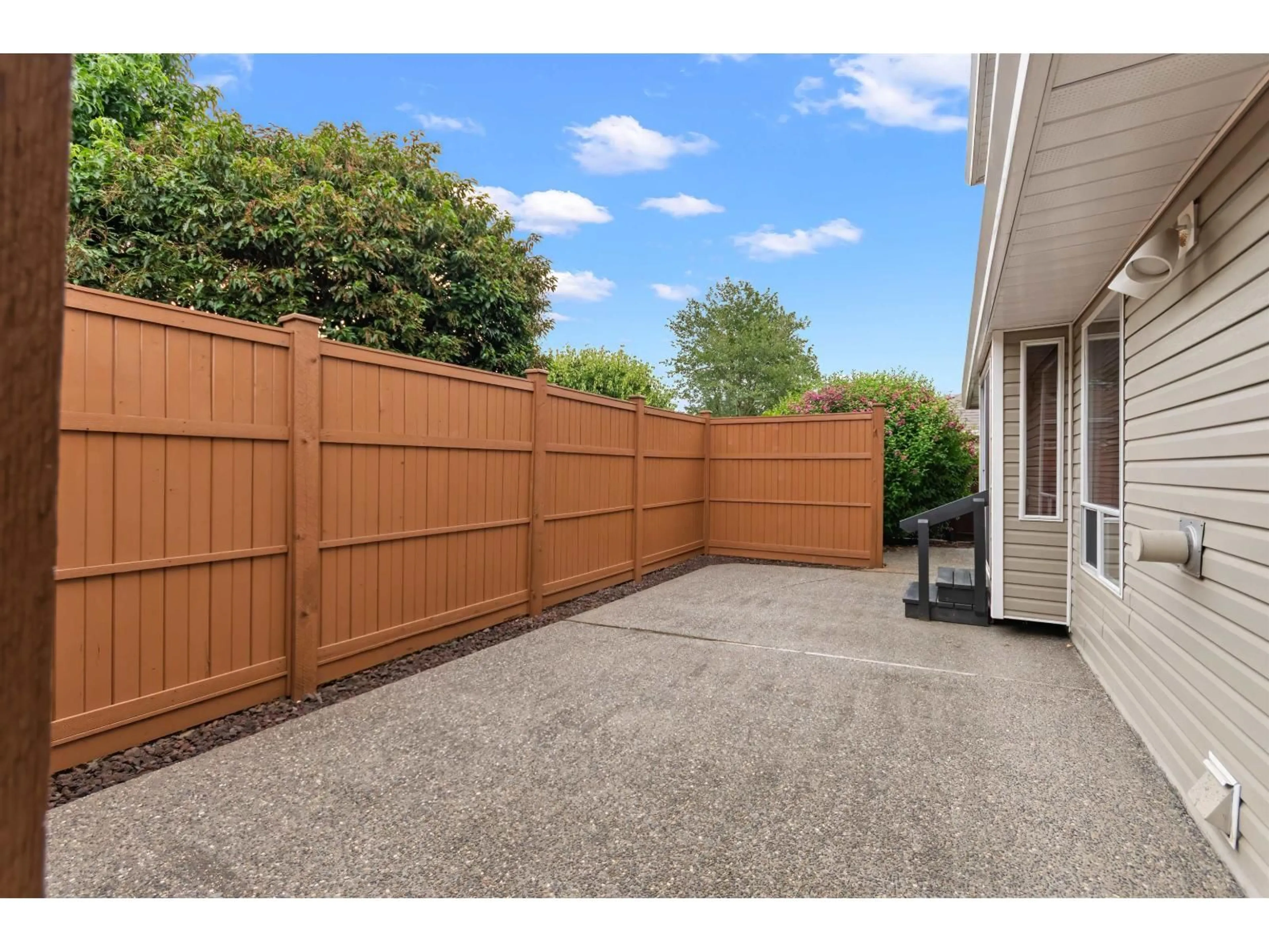 Patio, street for 44739 CUMBERLAND AVENUE, Chilliwack British Columbia V2R3B9
