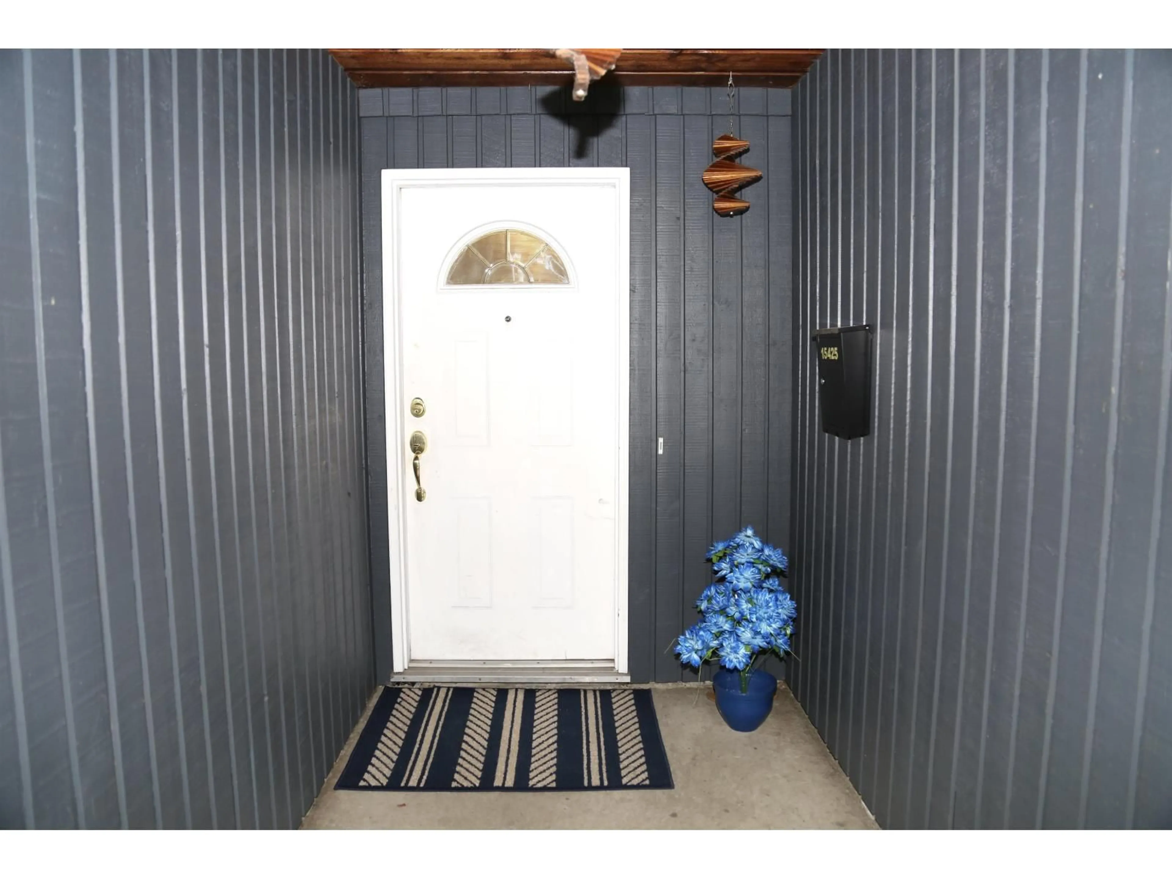 Indoor entryway for 15425 98TH AVENUE, Surrey British Columbia V3R7G2