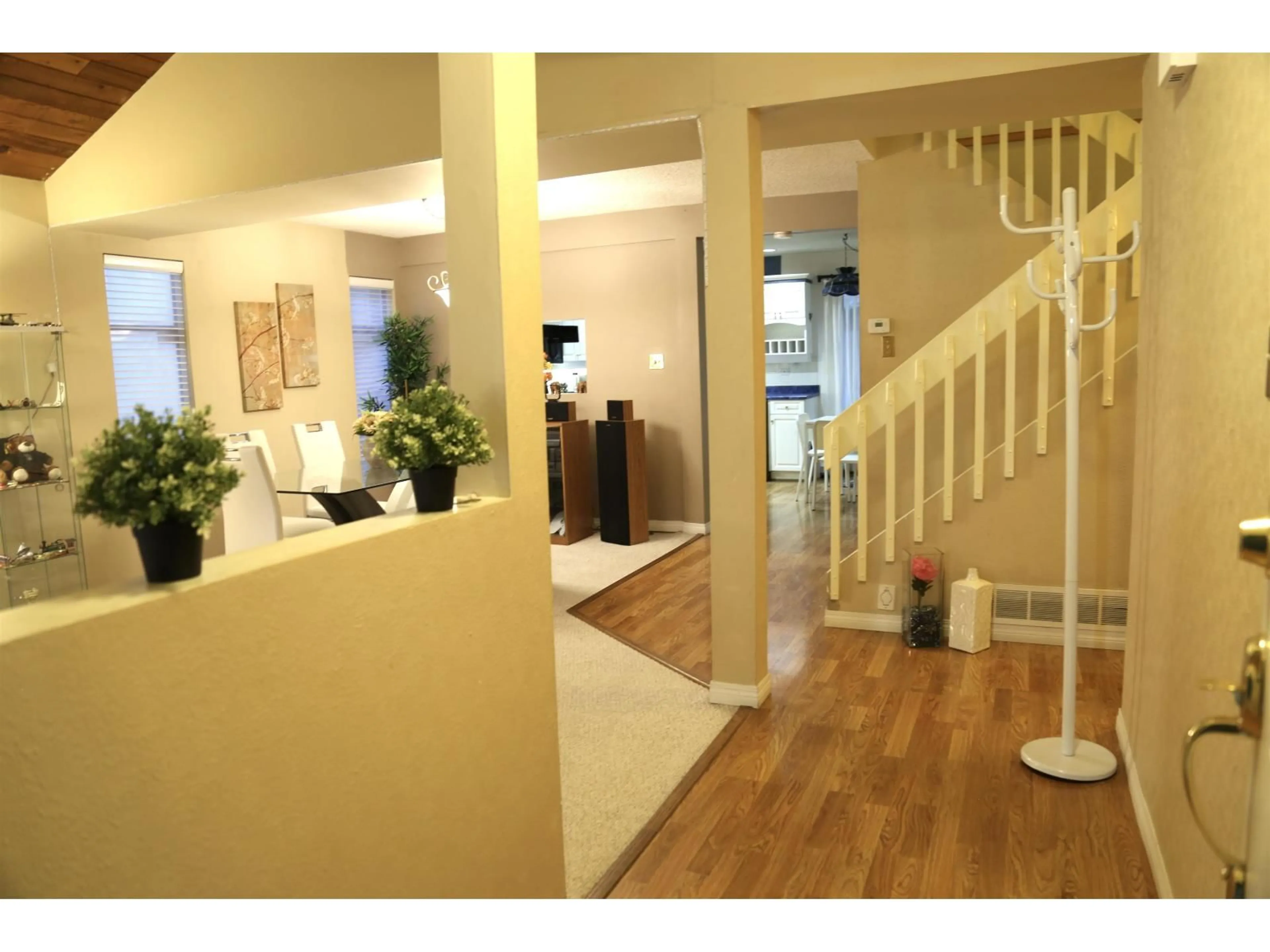 Indoor foyer for 15425 98TH AVENUE, Surrey British Columbia V3R7G2