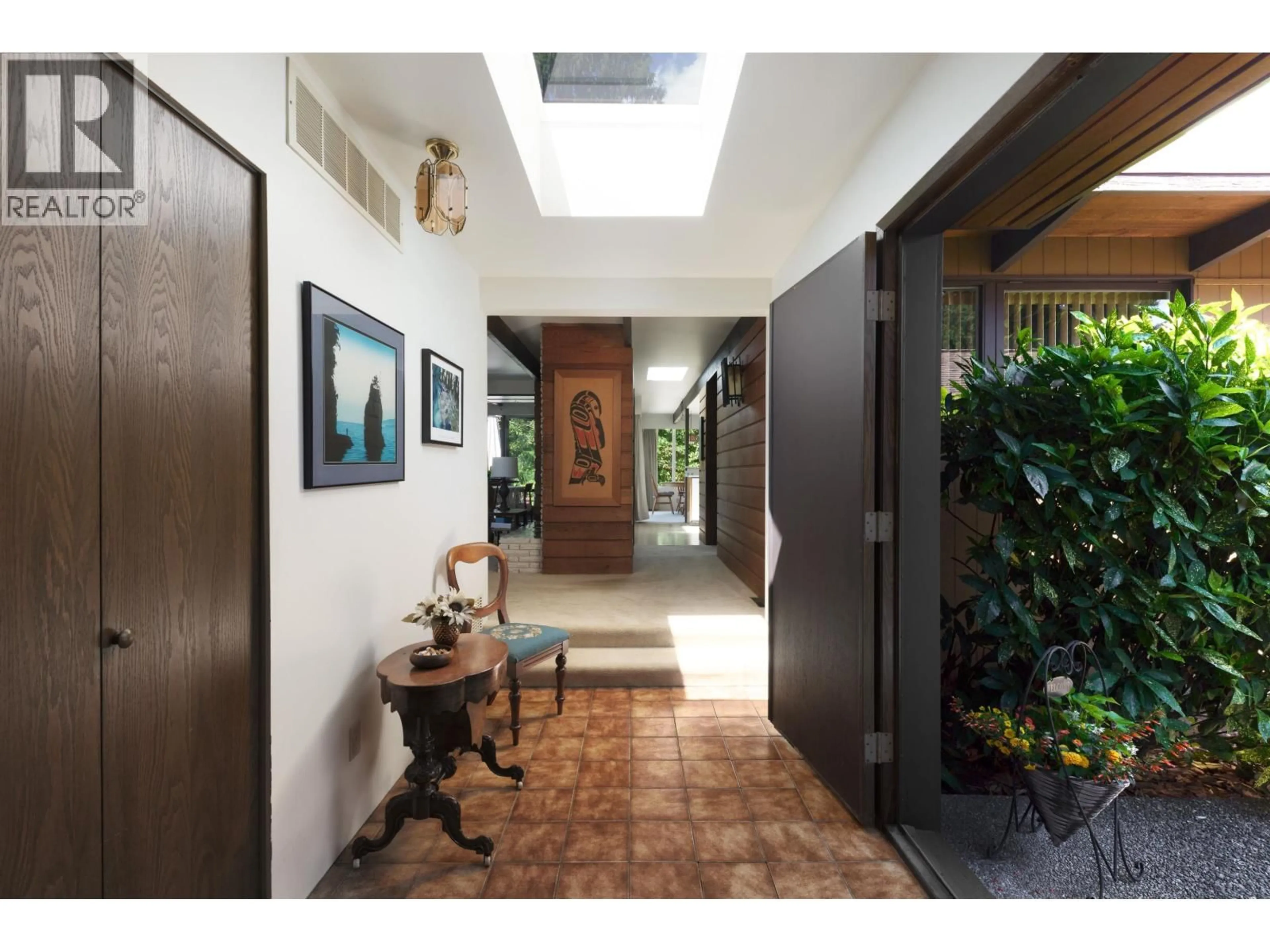 Indoor foyer for 4568 MARINEVIEW CRESCENT, North Vancouver British Columbia V7R3P2