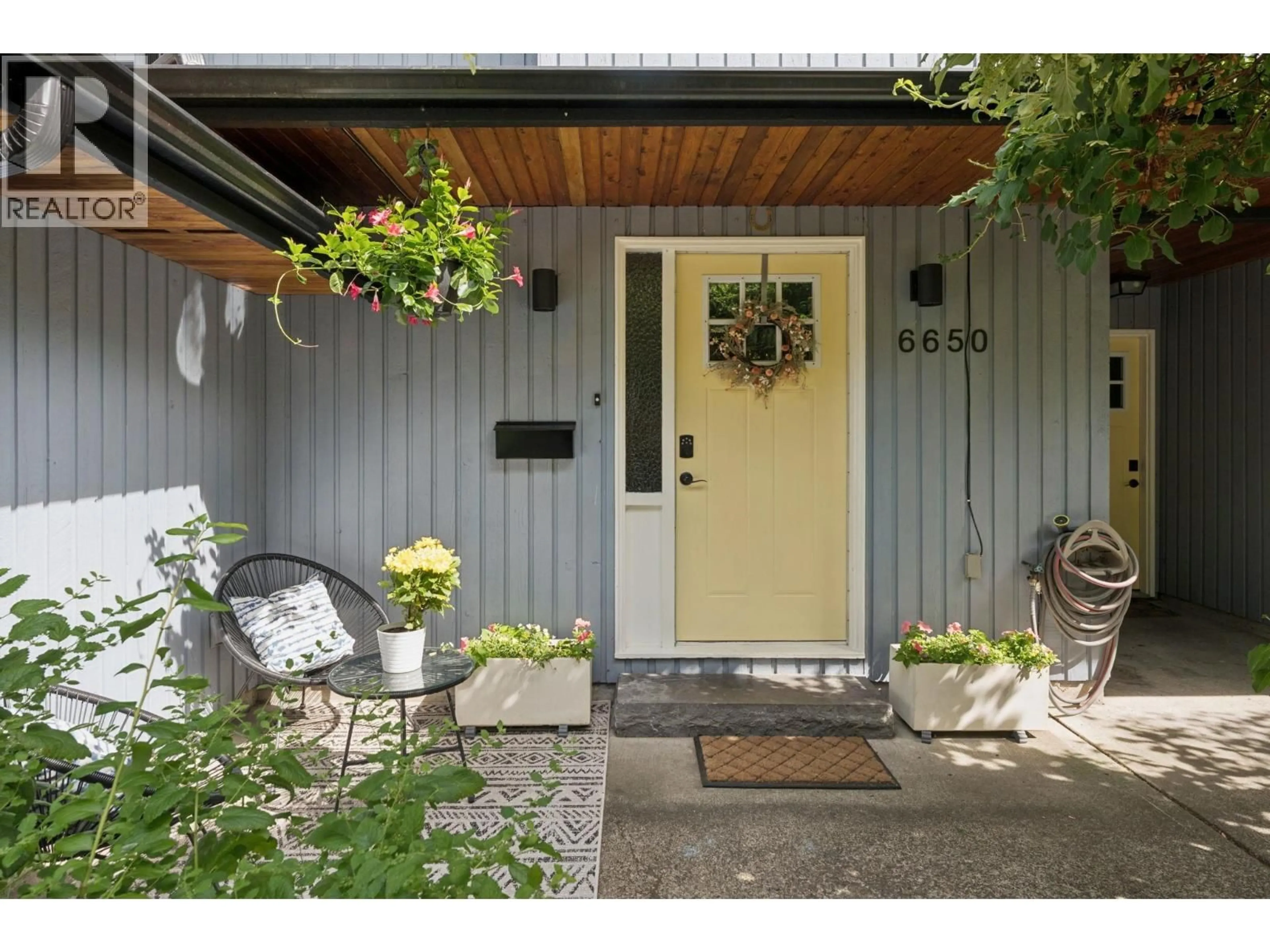 Indoor entryway for 6650 NELSON AVENUE, West Vancouver British Columbia V7W2B1