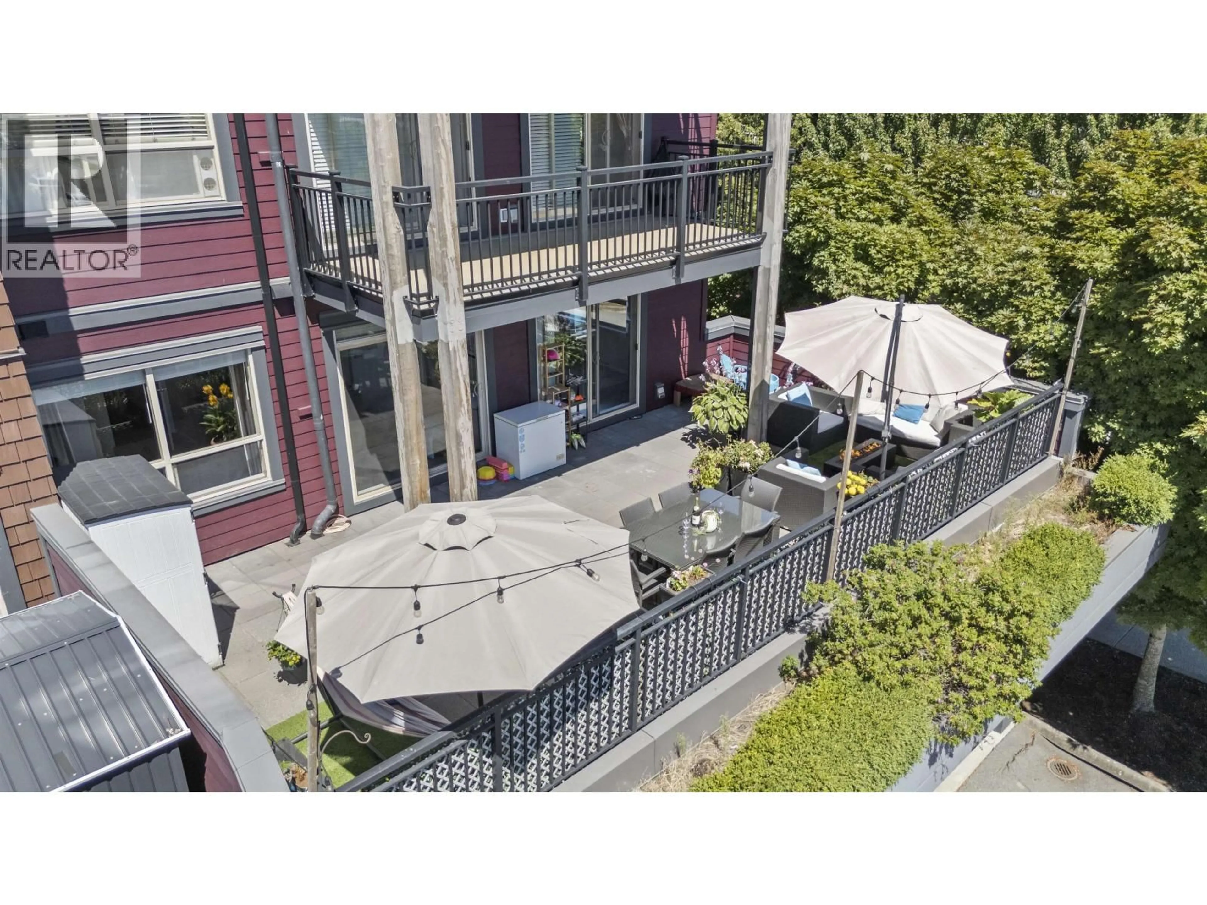 A pic from outside/outdoor area/front of a property/back of a property/a pic from drone, city buildings view from balcony for 211 - 288 HAMPTON STREET, New Westminster British Columbia V3M5L9