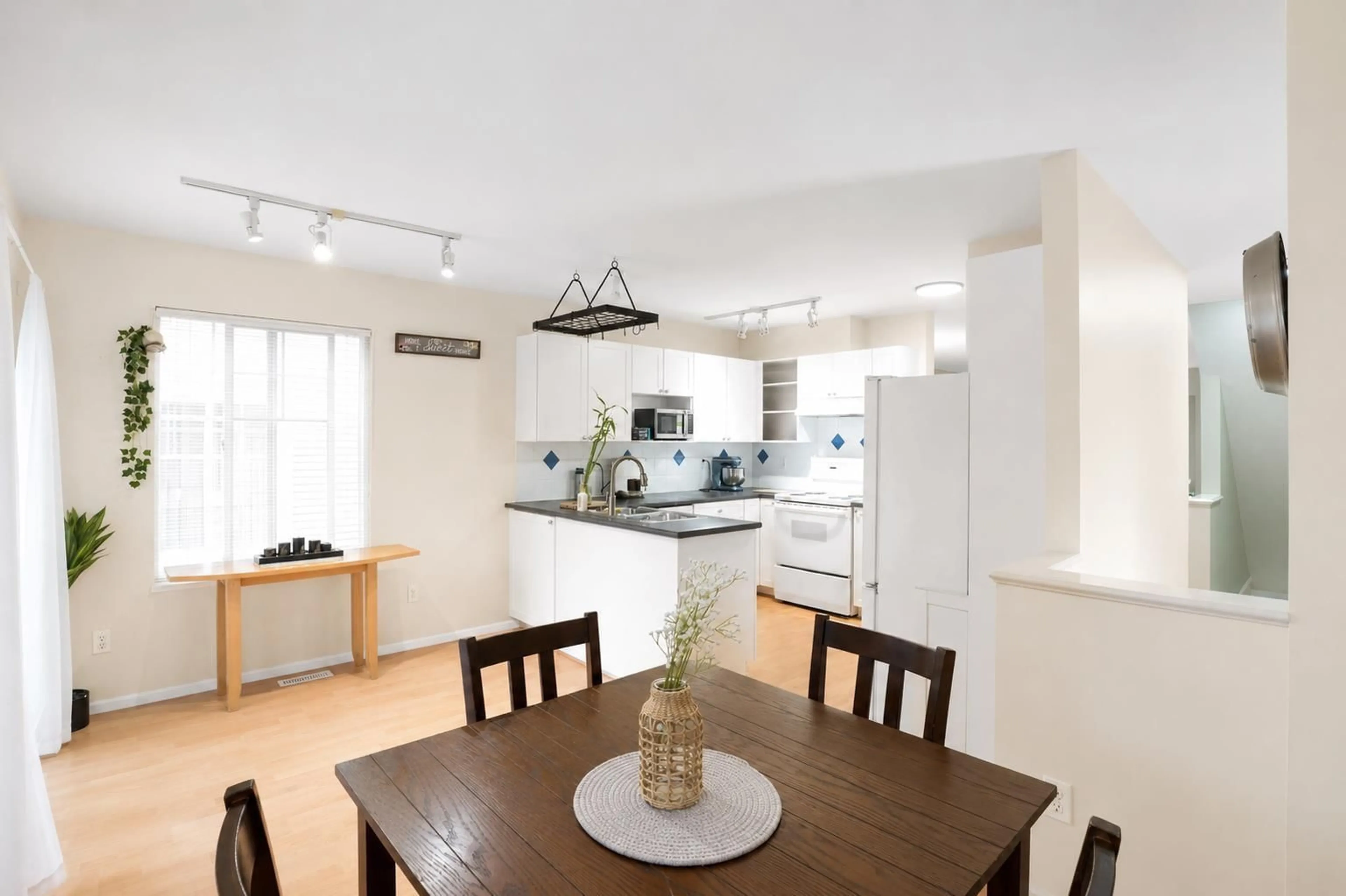 Open concept kitchen, unknown for 16 - 12110 75A AVENUE, Surrey British Columbia V3W1M1