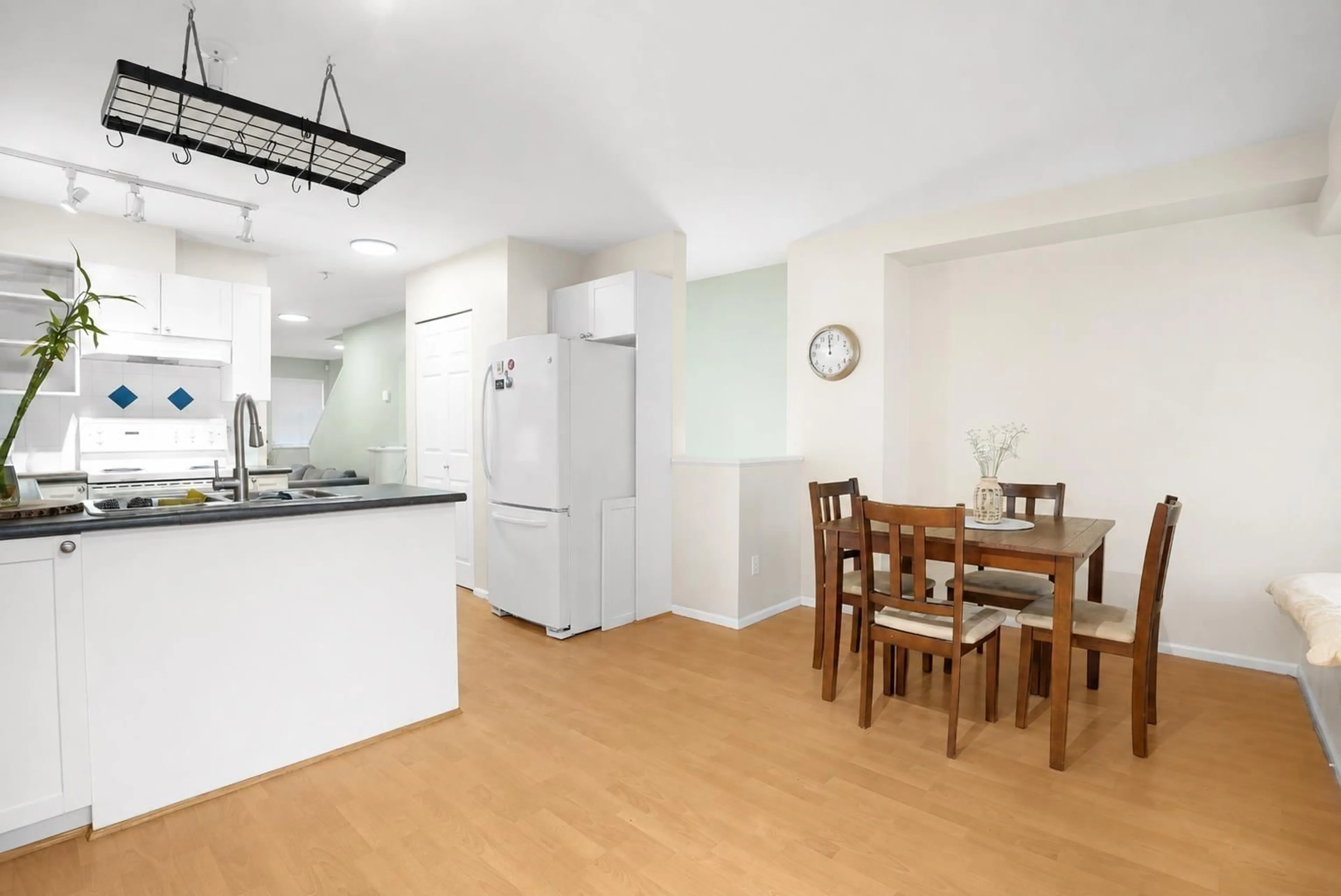 Standard kitchen, unknown for 16 - 12110 75A AVENUE, Surrey British Columbia V3W1M1