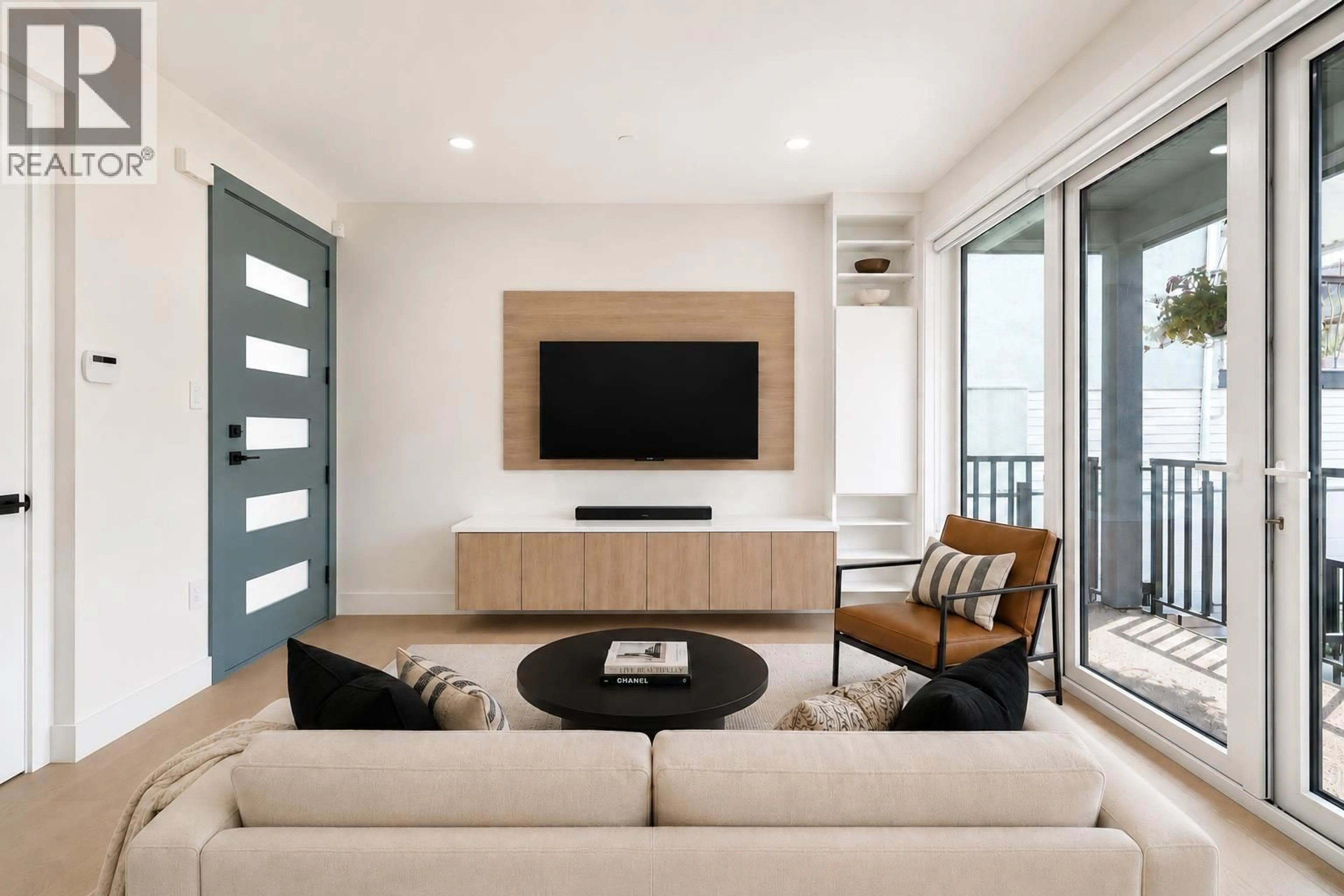 Living room with furniture, unknown for 2972 VENABLES STREET, Vancouver British Columbia V5K2R9