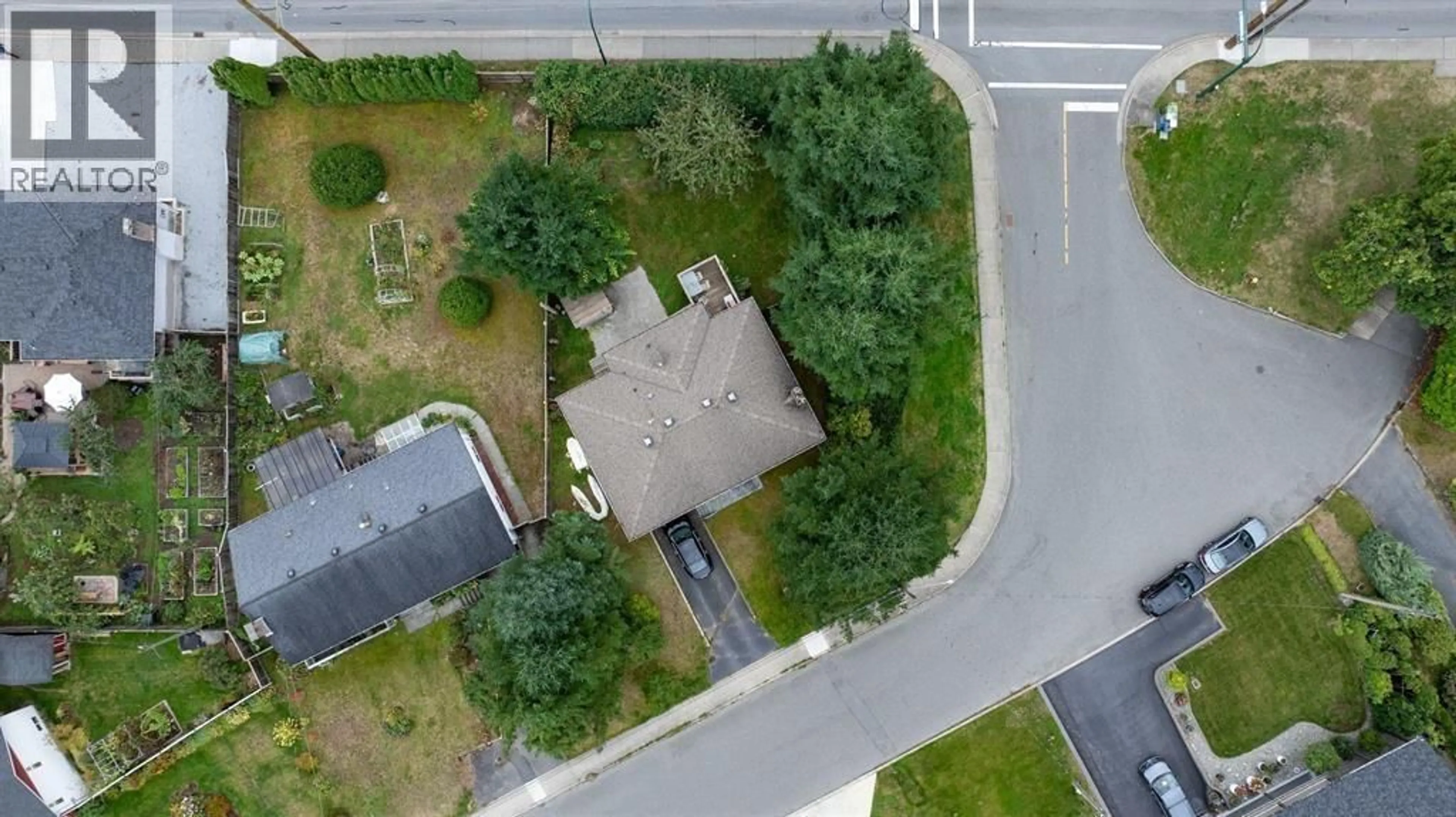 A pic from outside/outdoor area/front of a property/back of a property/a pic from drone, street for 815 SEYMOUR DRIVE, Coquitlam British Columbia V3J6V8