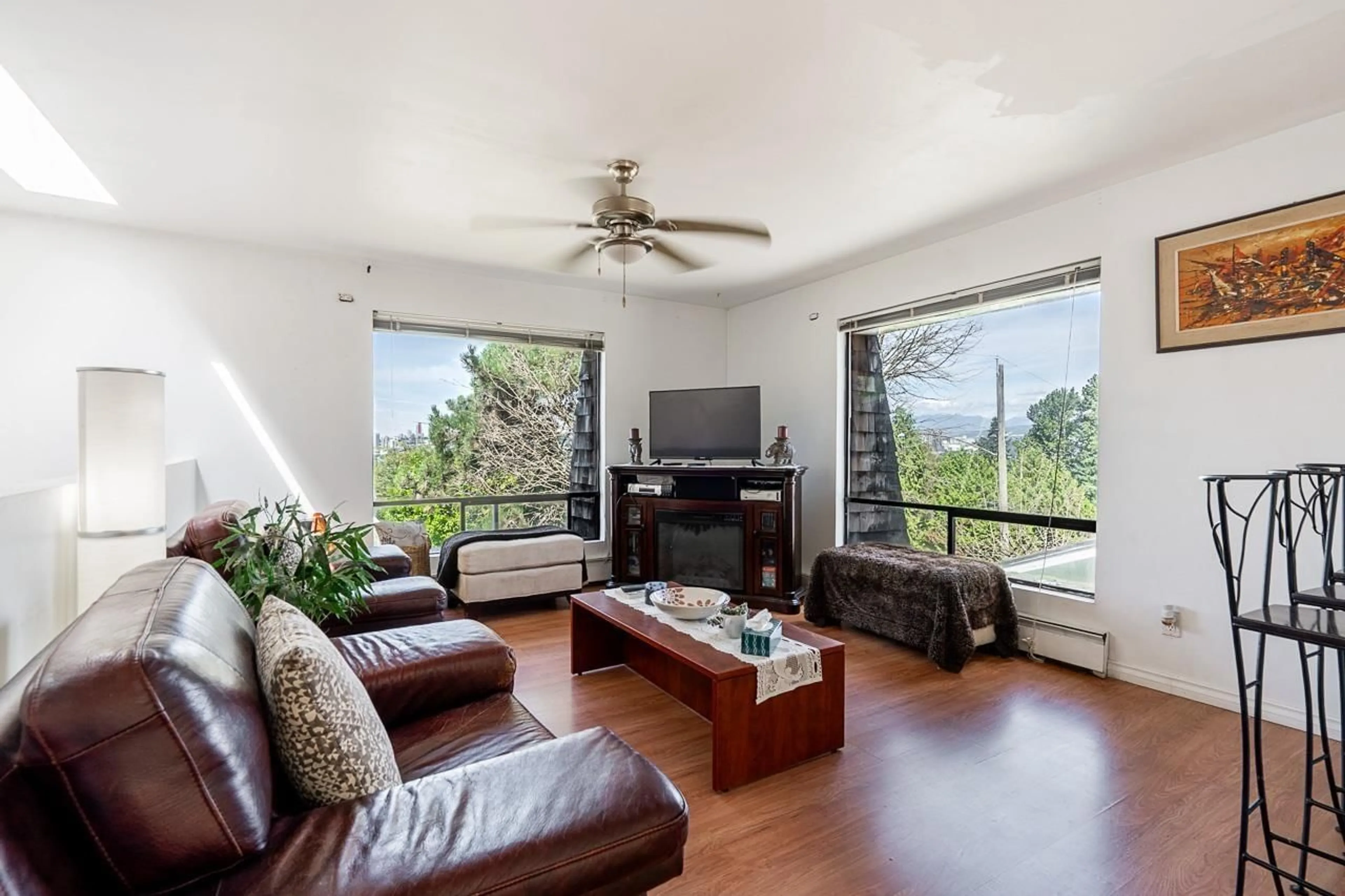 Living room with furniture, wood/laminate floor for 10956 128A STREET, Surrey British Columbia V3T3G2